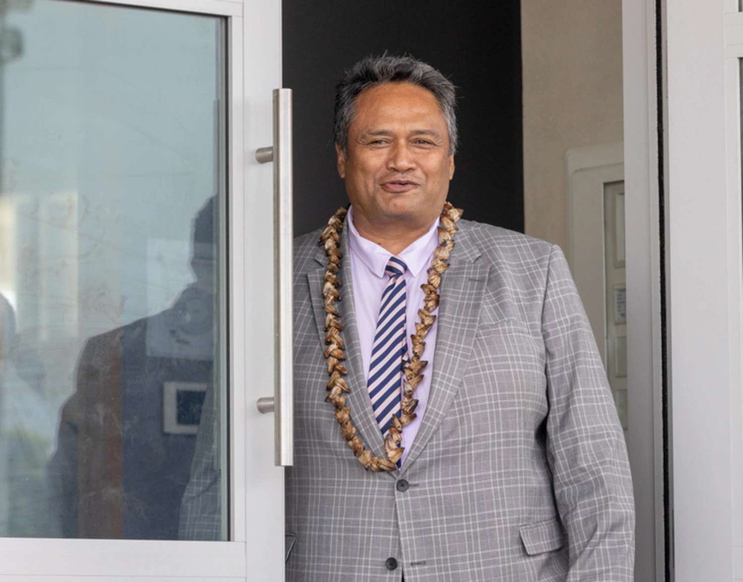 A moment in limelight for Toelupe and the chair that wasn't there