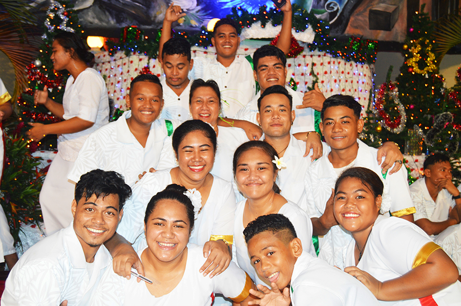 Britain basks in royal wedding afterglow; grave gets bouquet