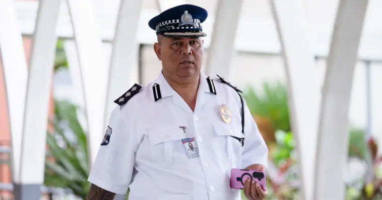 "Don't take my photos": Senior cop tells photographer
