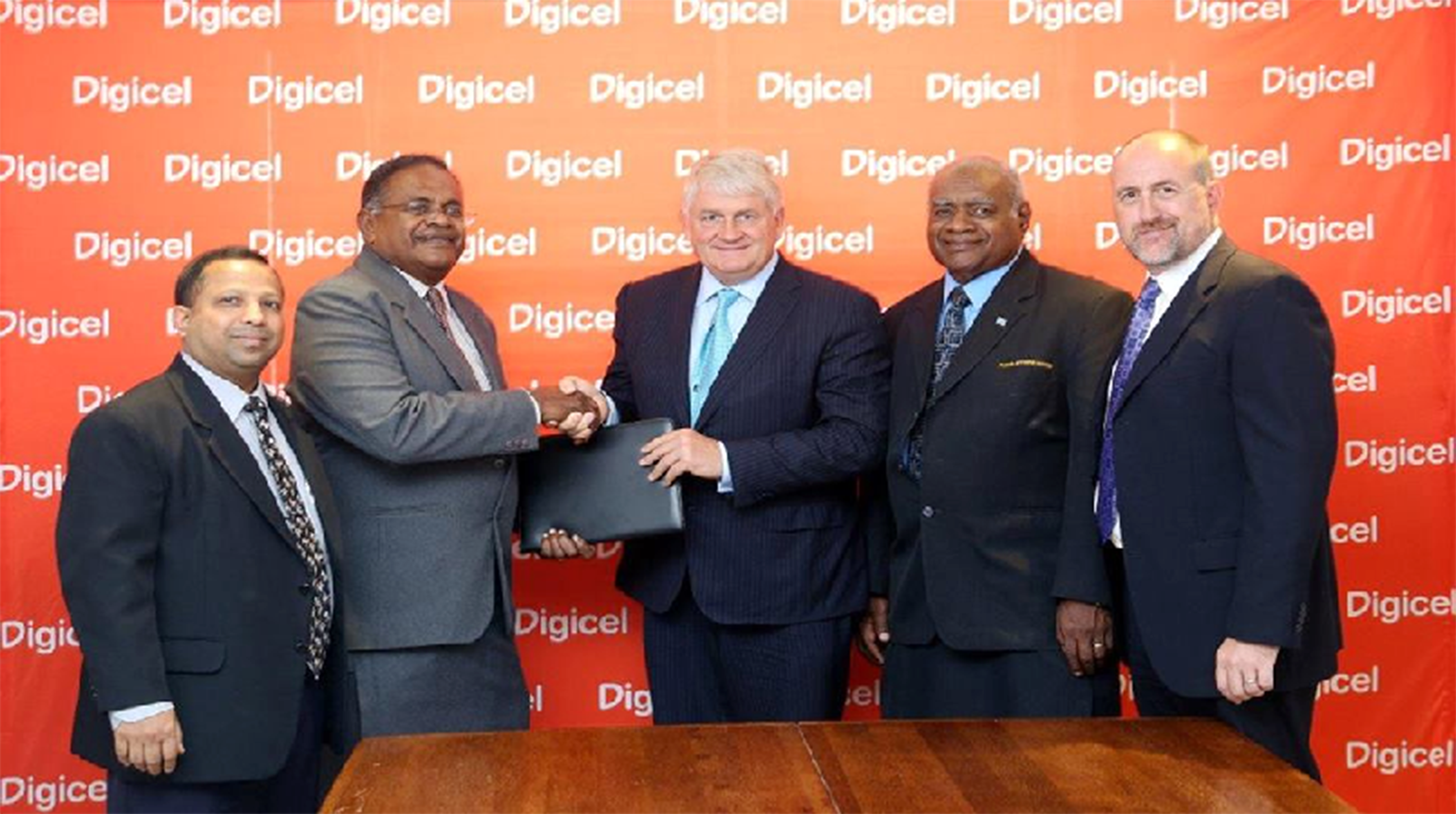 Samsung delays its new phone, and showcases tablets instead