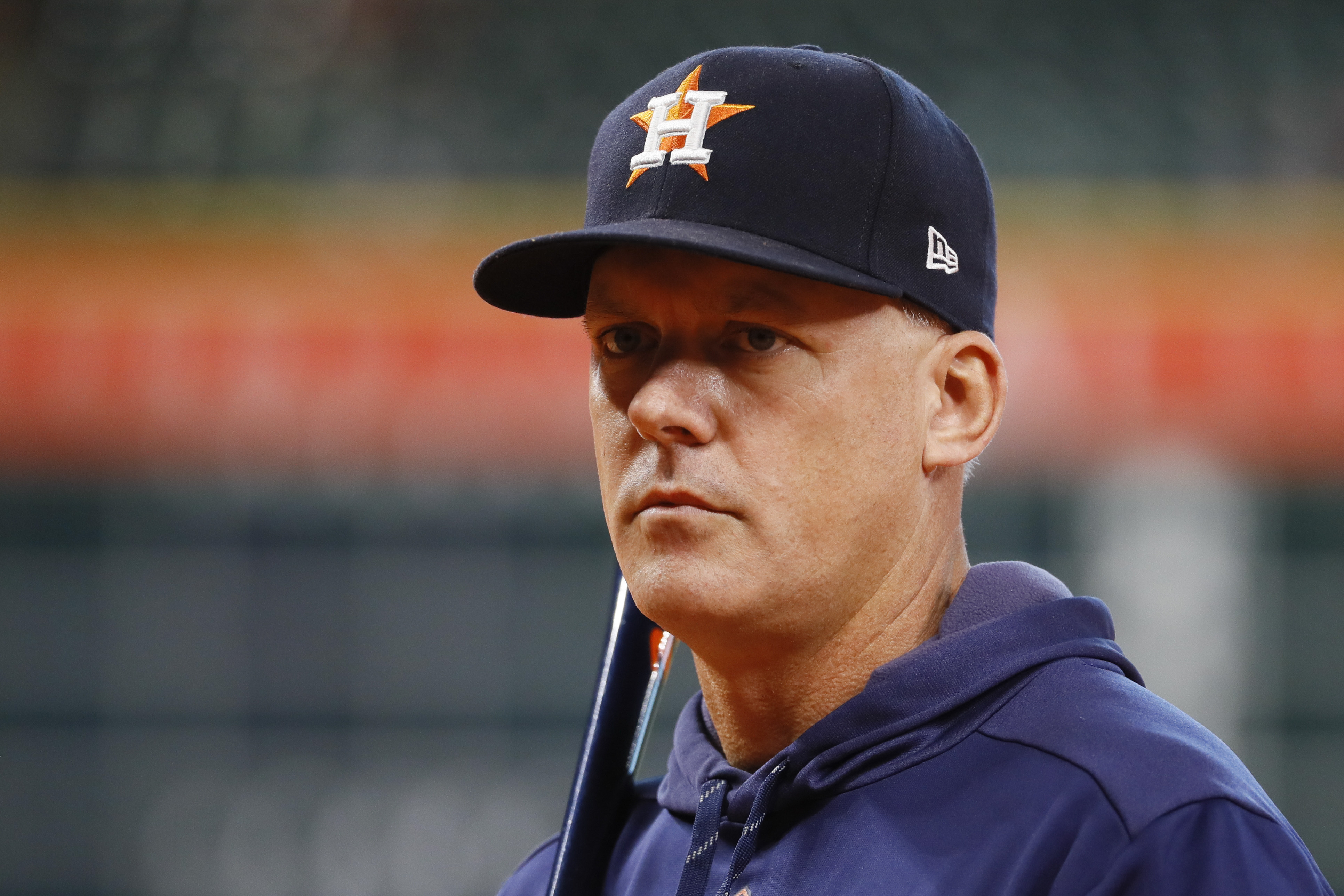 Hinch: Astros will come off field if fans throw objects