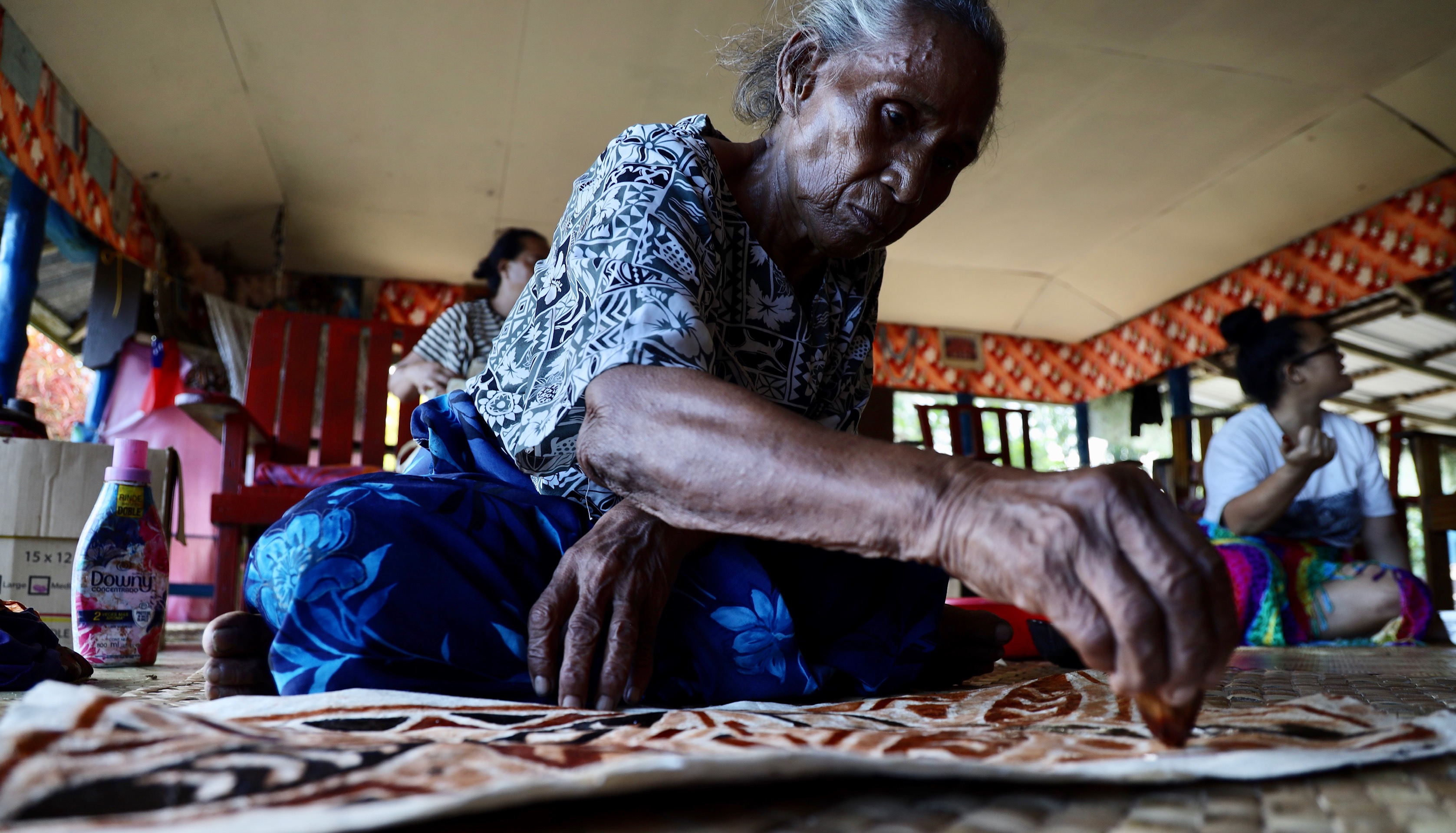 Three generations keep siapo making alive in Palauli