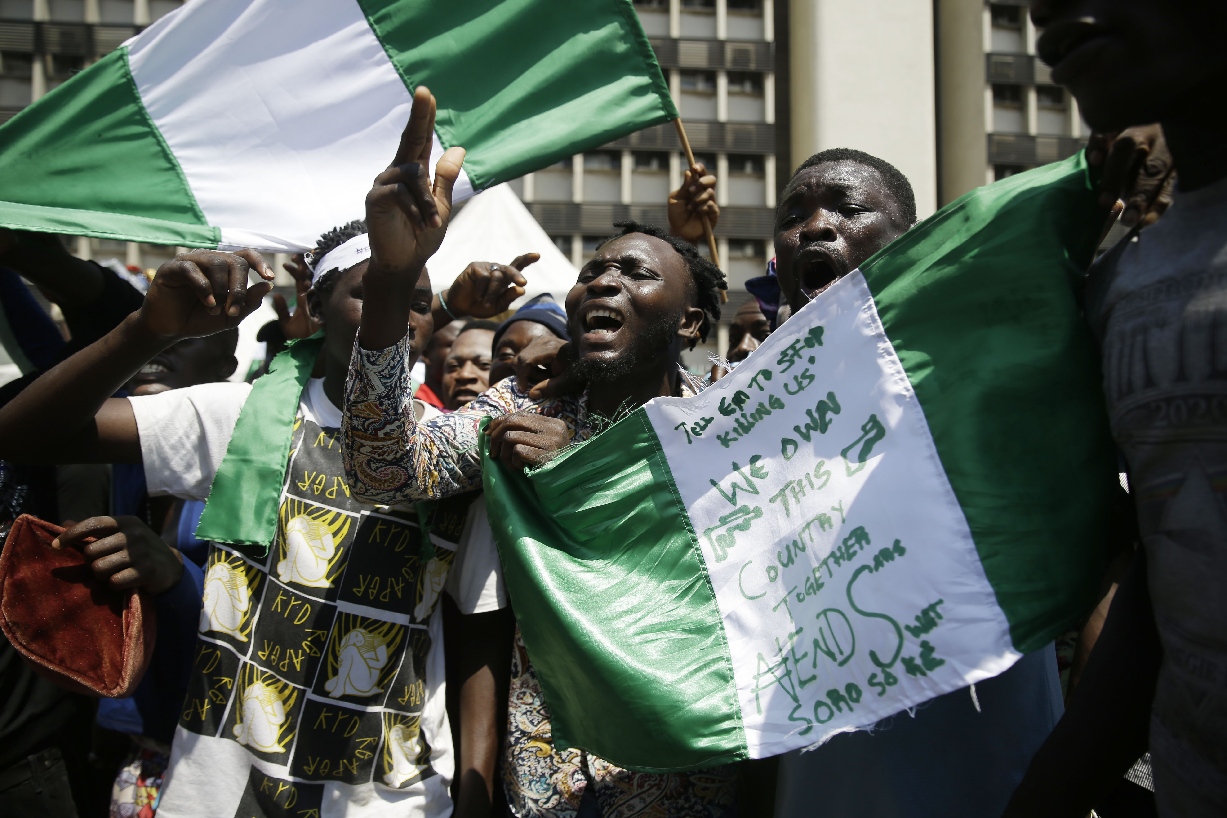 Nearly 2,000 inmates escape in attacks on Nigeria prisons