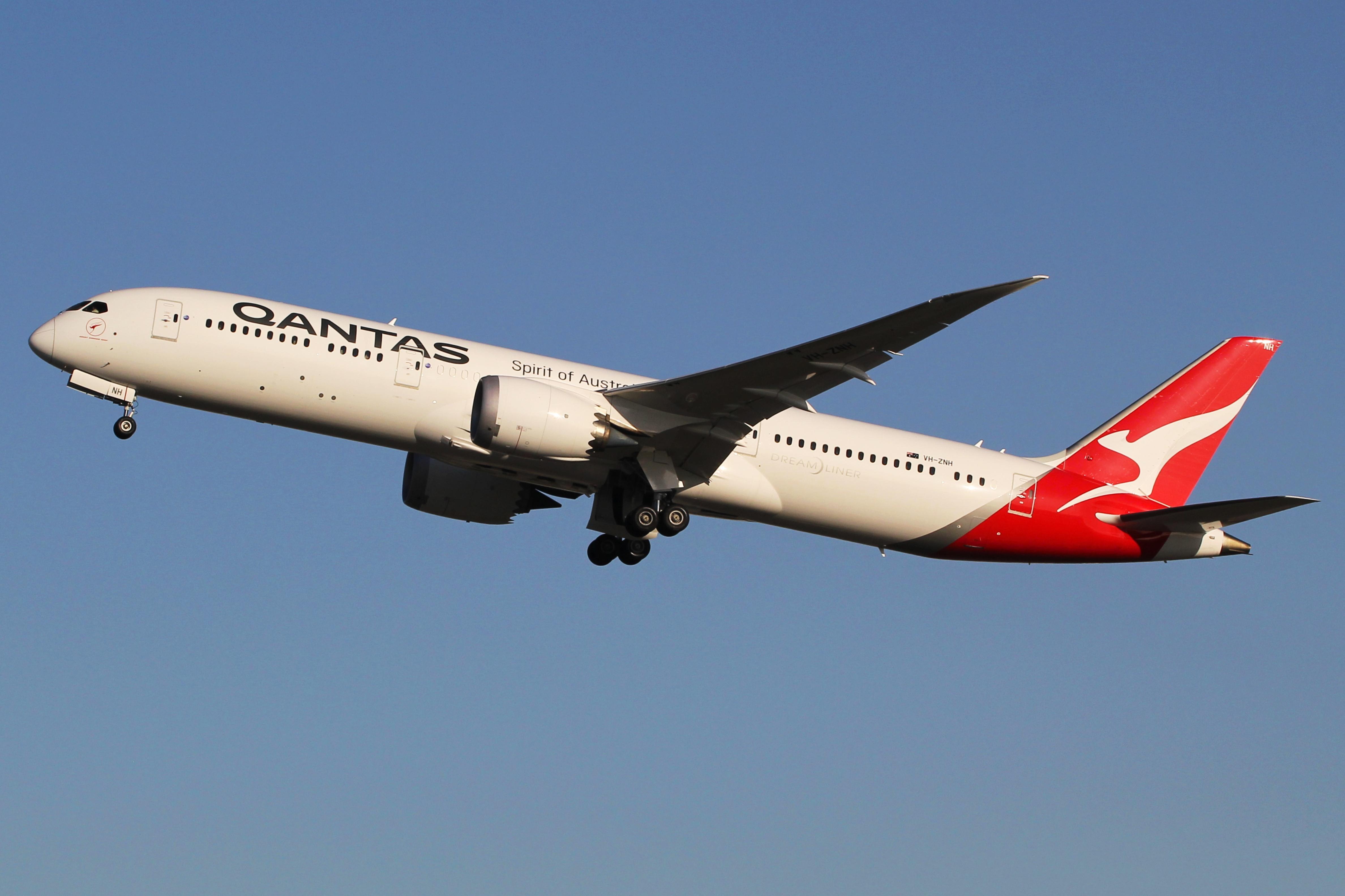 Qantas Airways applies for license 