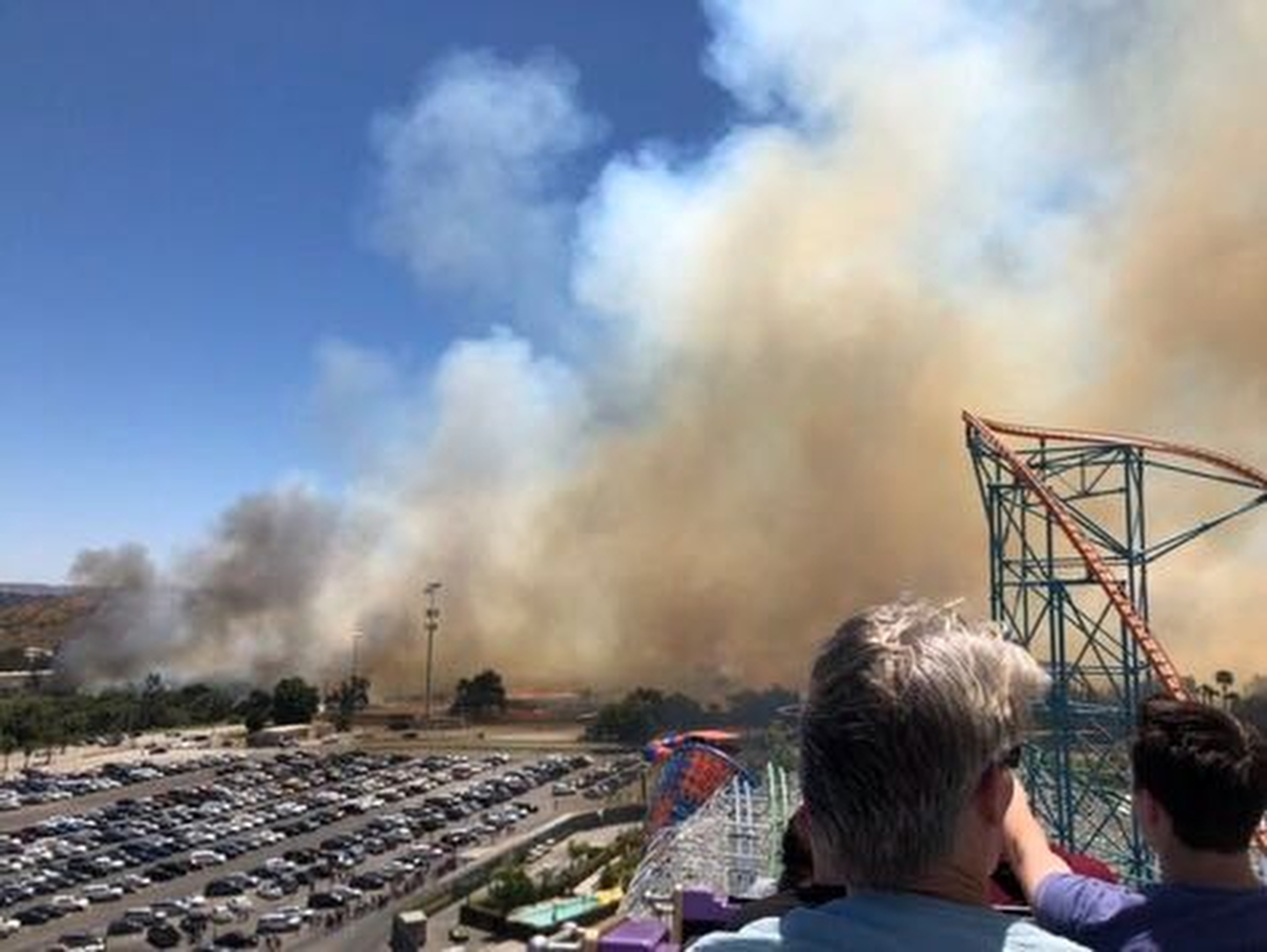 Wildfire prompts evacuation at California Six Flags park