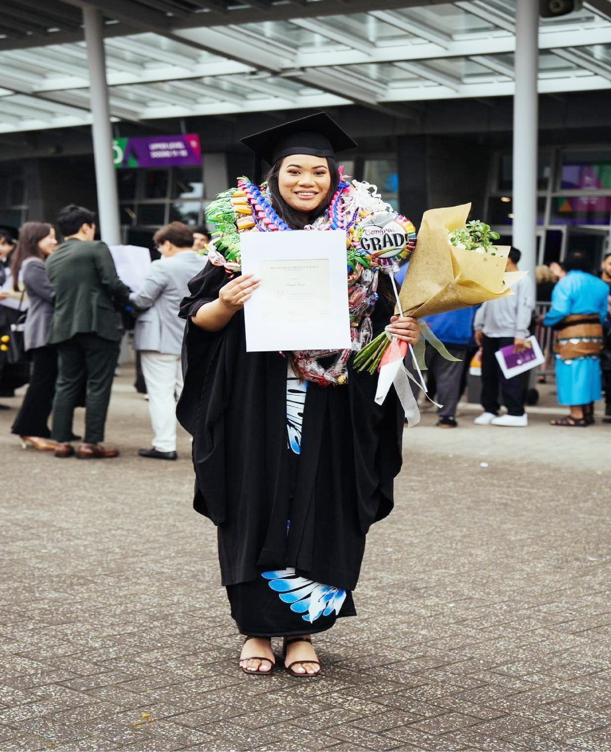 Samoan graduates with degree to become paramedic