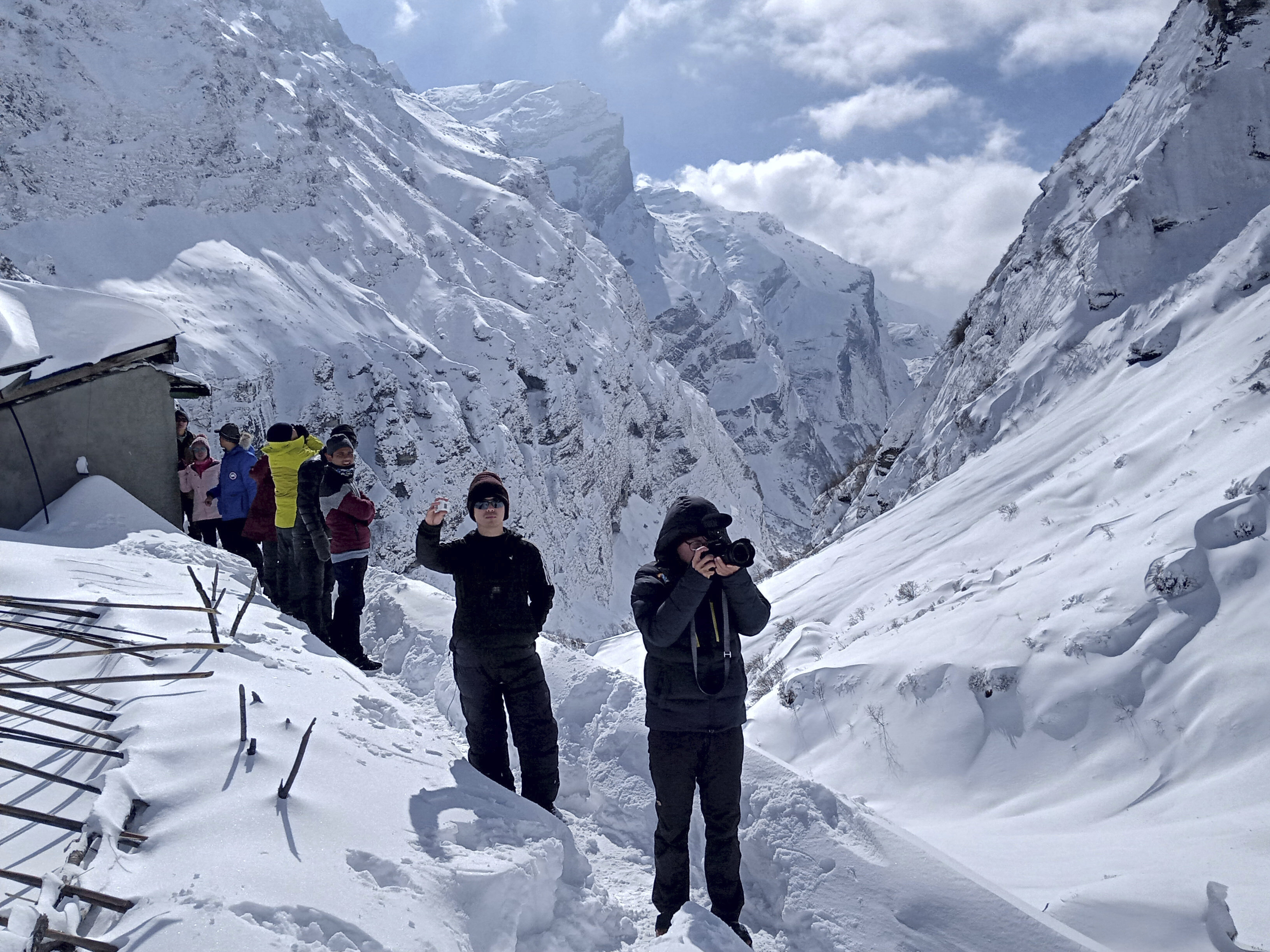 Nepal rescuers search for 7 as avalanche hits hiking trail