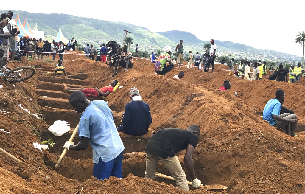 Snoop Dogg gives Kobe Bryant a Lakers-themed convertible