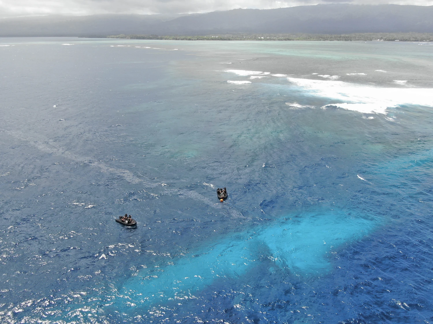 Salvage vessel at Manawanui site