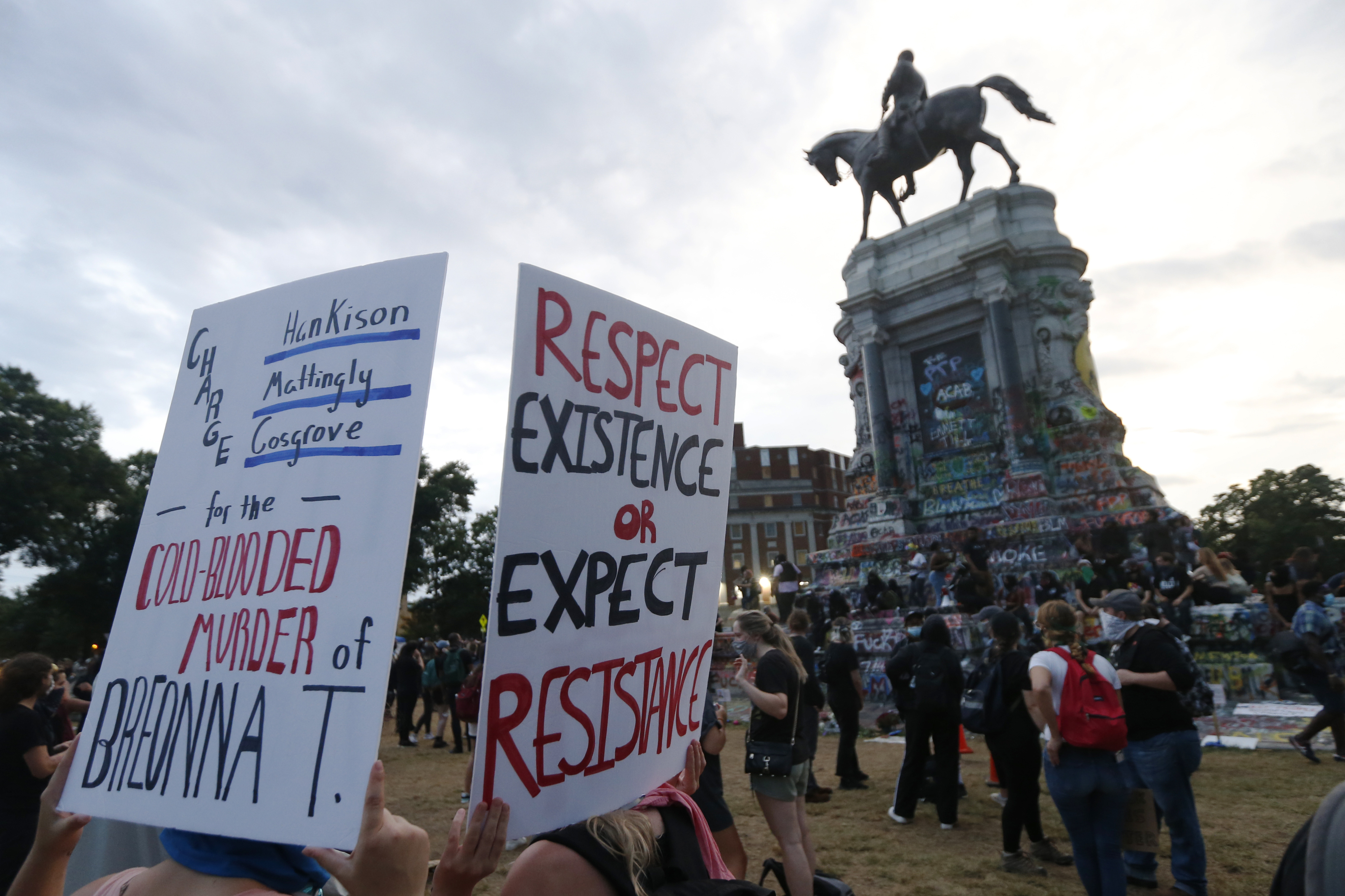 Judge won't participate in 2nd lawsuit over Lee statue 