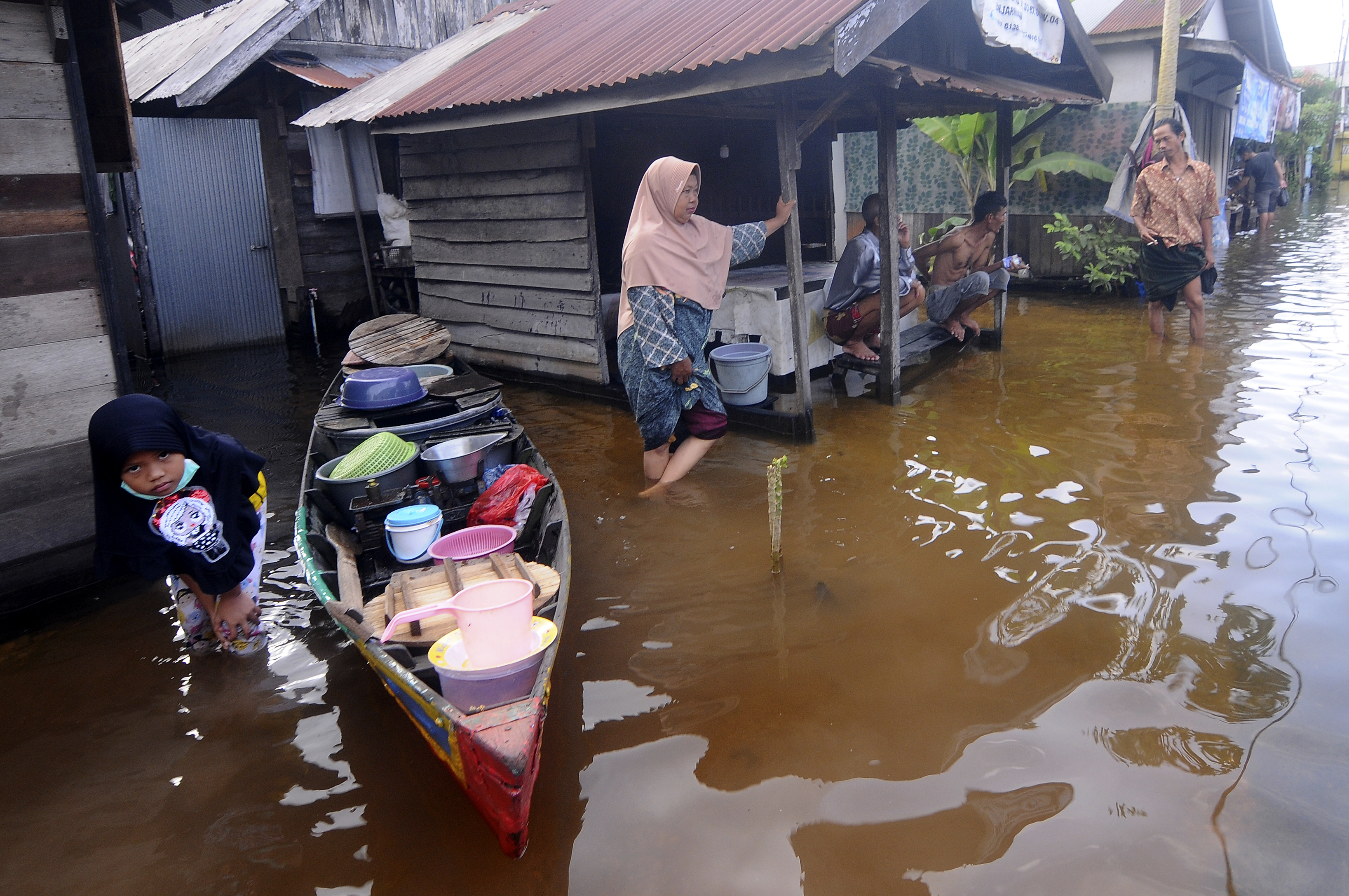 Tens of thousands evacuated amid Indonesia floods