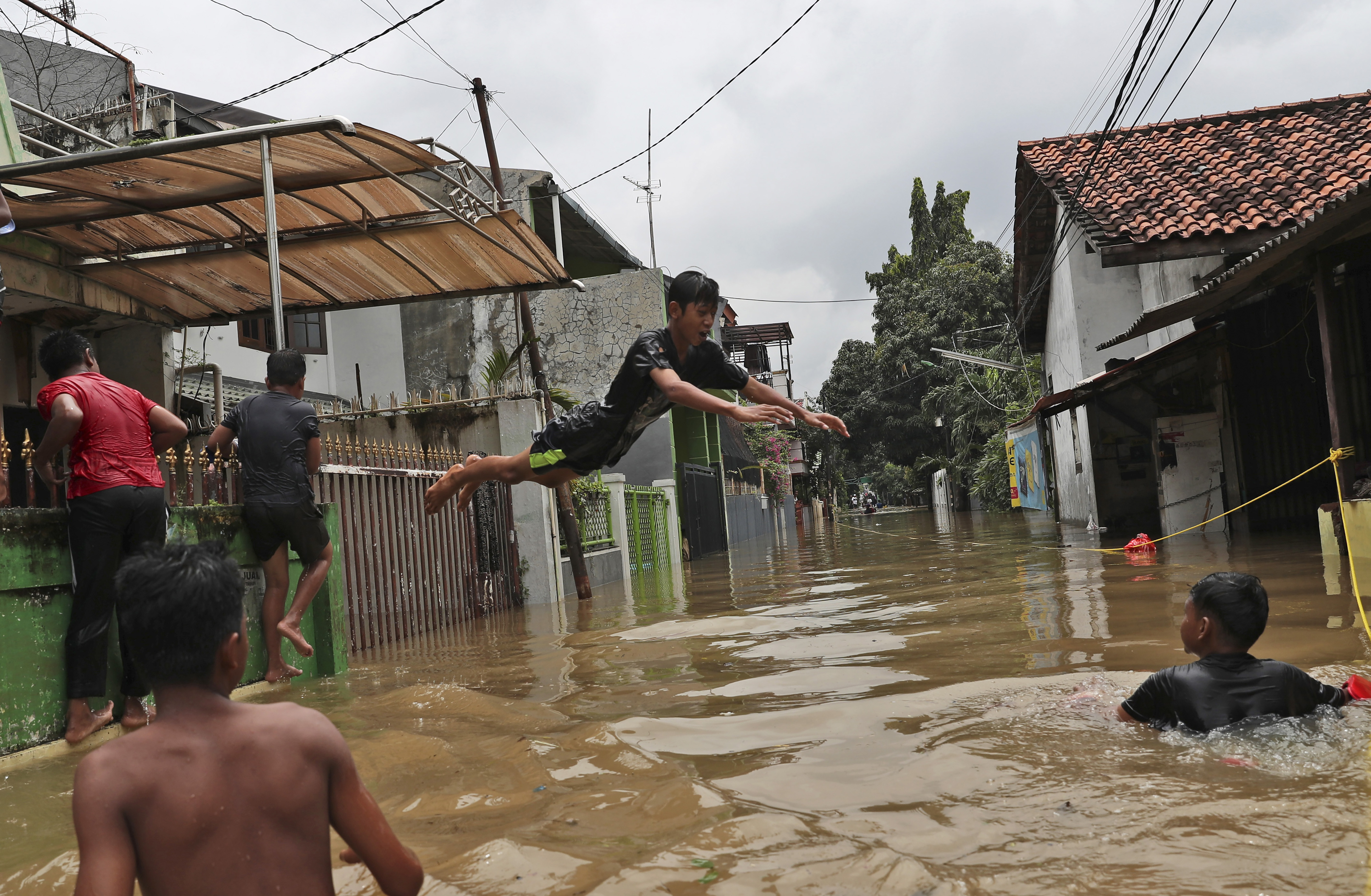 Thousands caught in floods in Indonesia's sinking capital