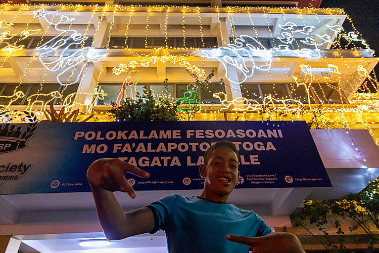 Christmas Eve in Apia through Piui's lens