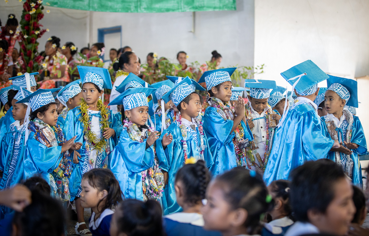 School shrugs off prize-giving ban