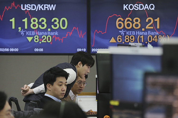 Stocks rise as investors focus on solid corporate earnings
