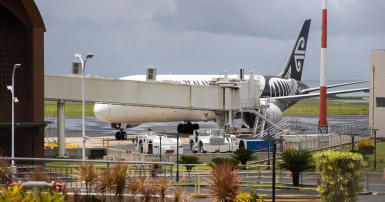 Apia to Auckland passengers endure 10-hour flight 