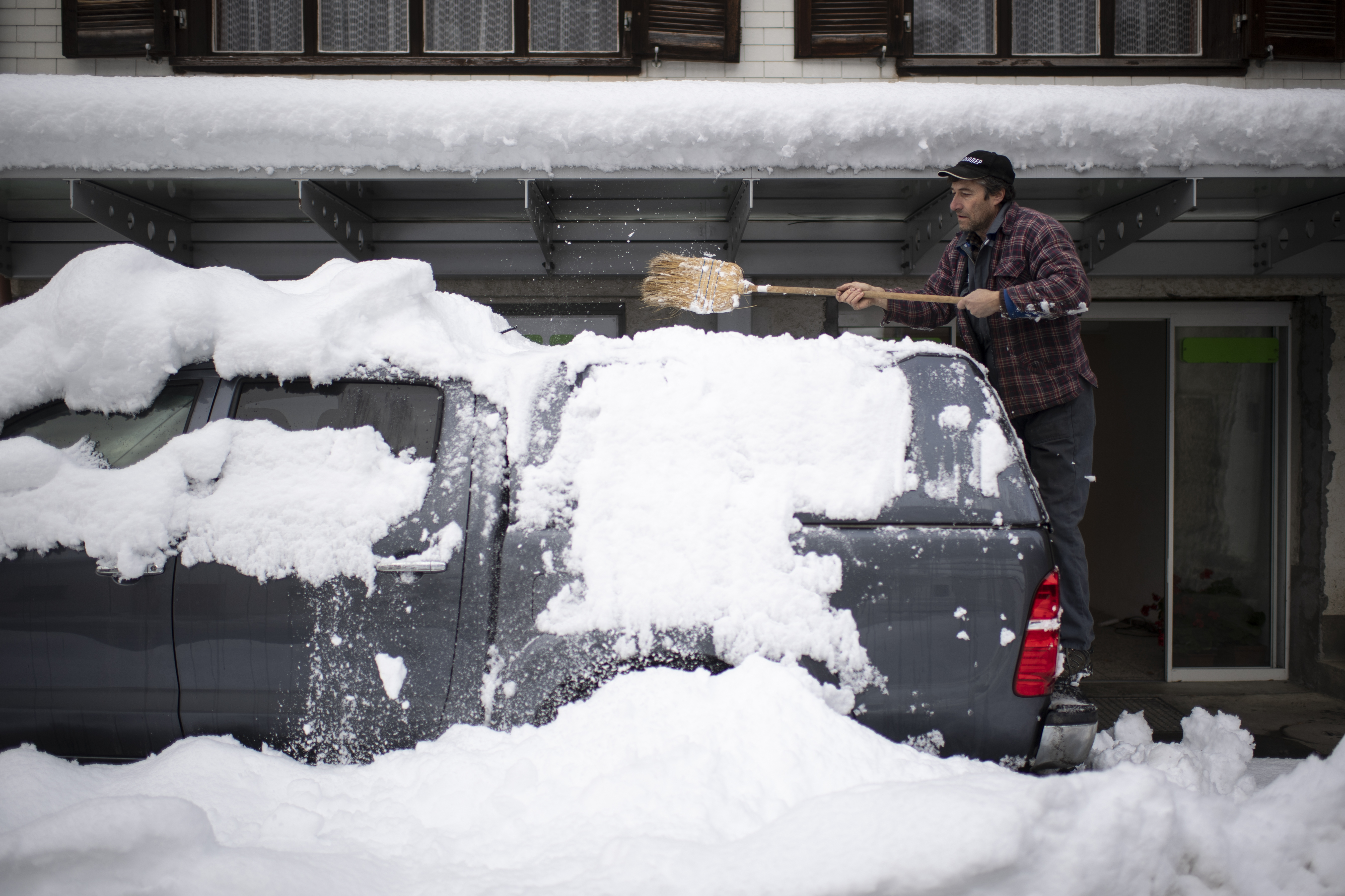 Avalanche kills 1 skier in Switzerland, snow pummels Austria
