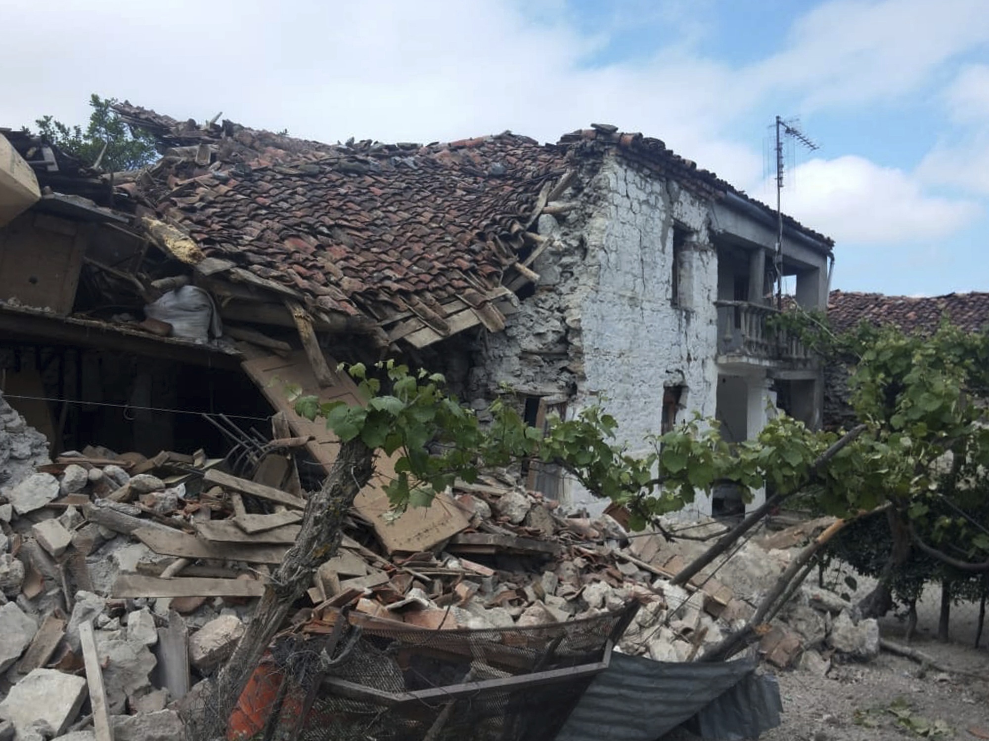 Tremors rattle southeast Albania, injuring 4, damaging homes