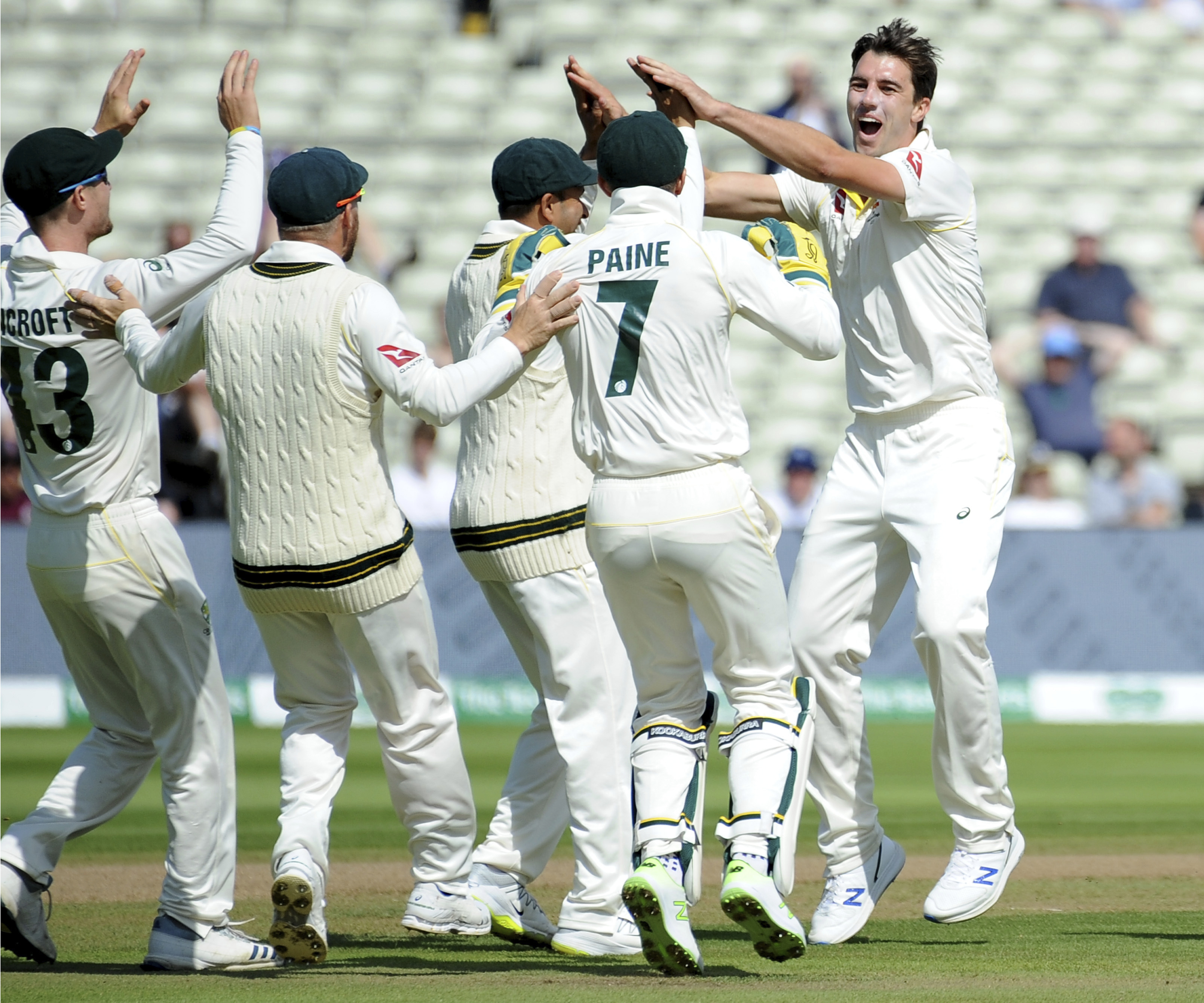 Australia takes early England wicket on last day of 1st test