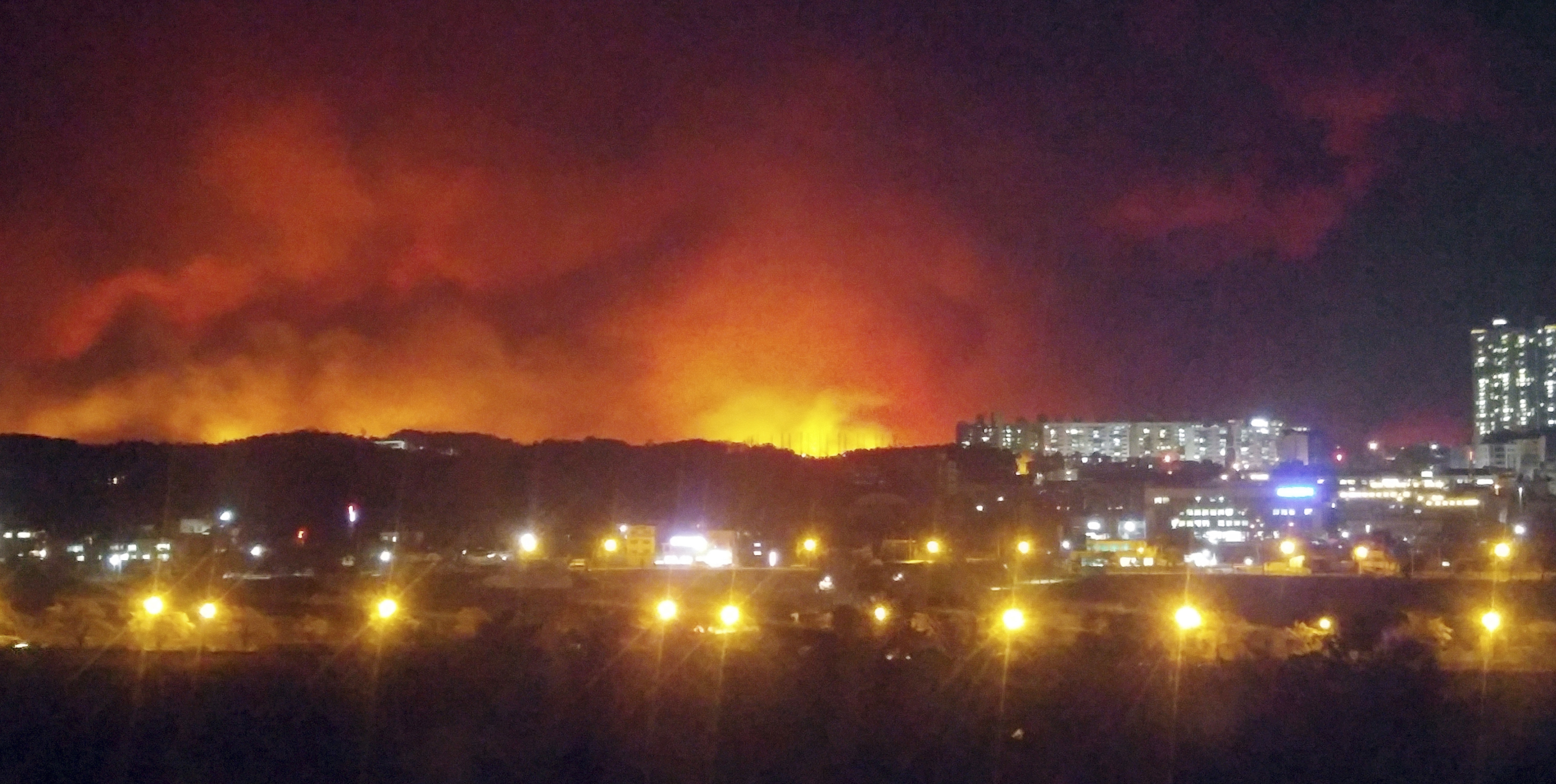 Coastal forest fire kills 2, destroys 120 homes in S. Korea