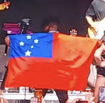 Ne Yo waves Samoan flag on stage 