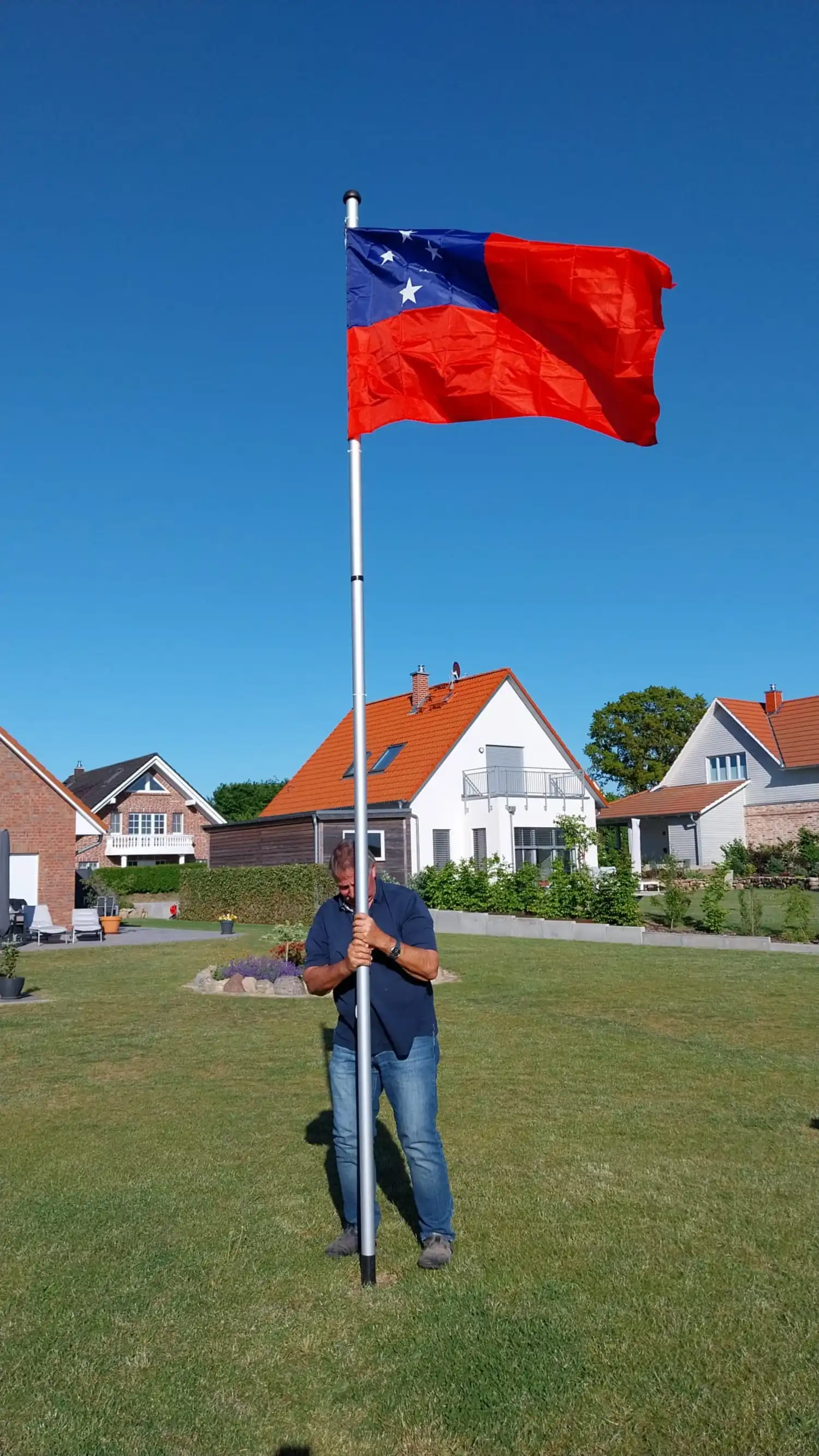 German couple fly Samoan flag at home in Germany