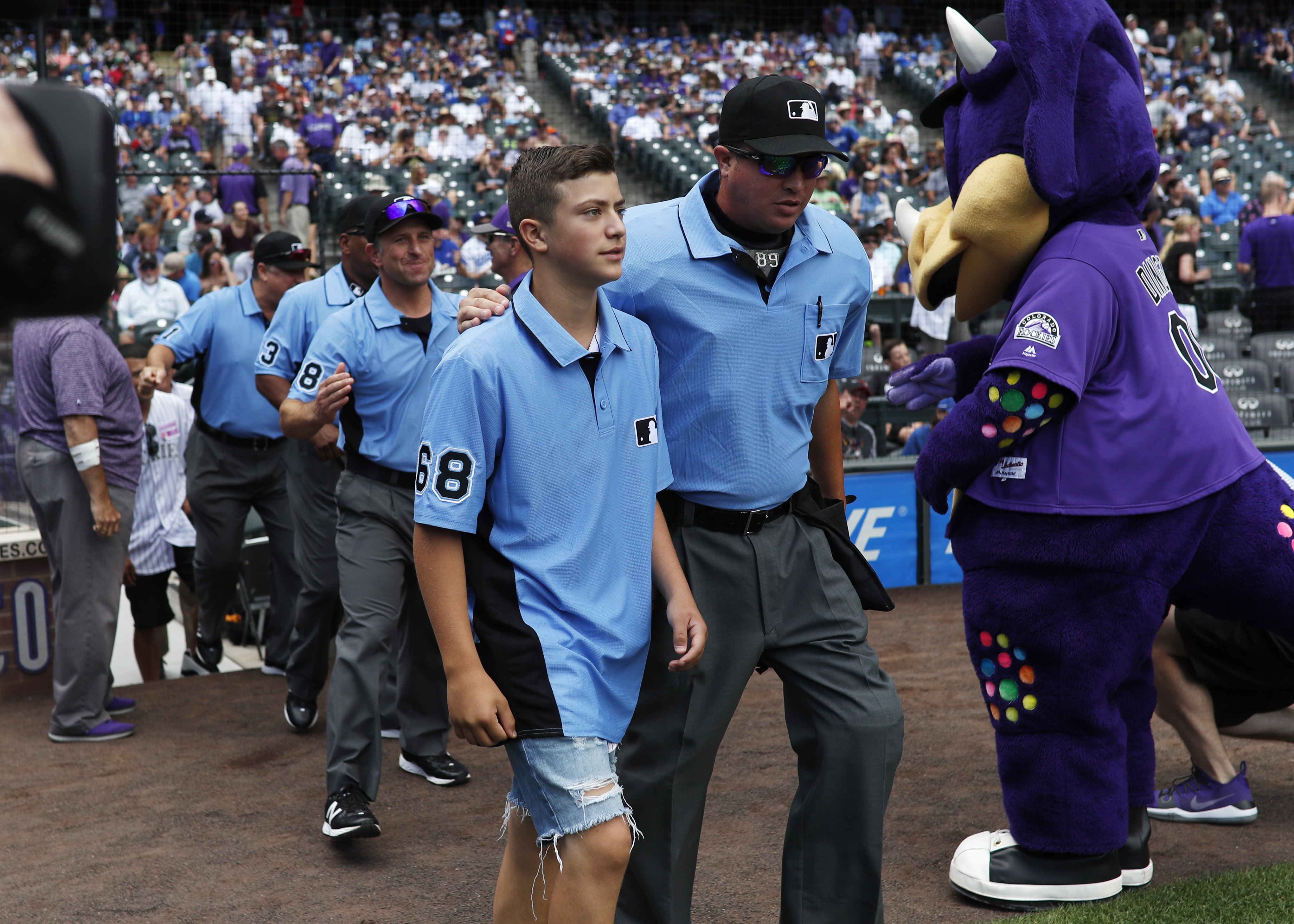 Teen ump caught in parents' brawl gets major league support