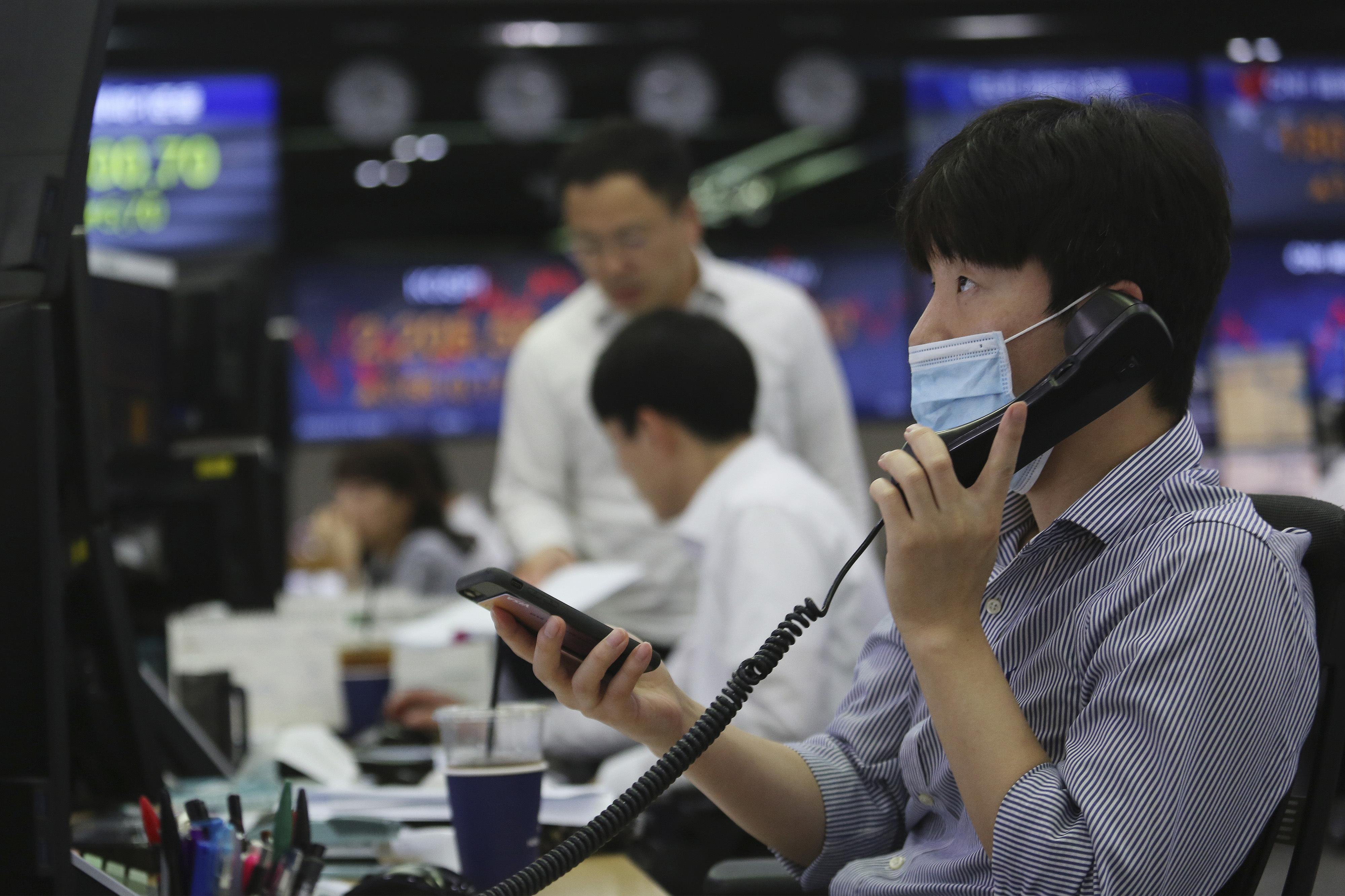 Asian shares fall as investors mull Chinese growth data 