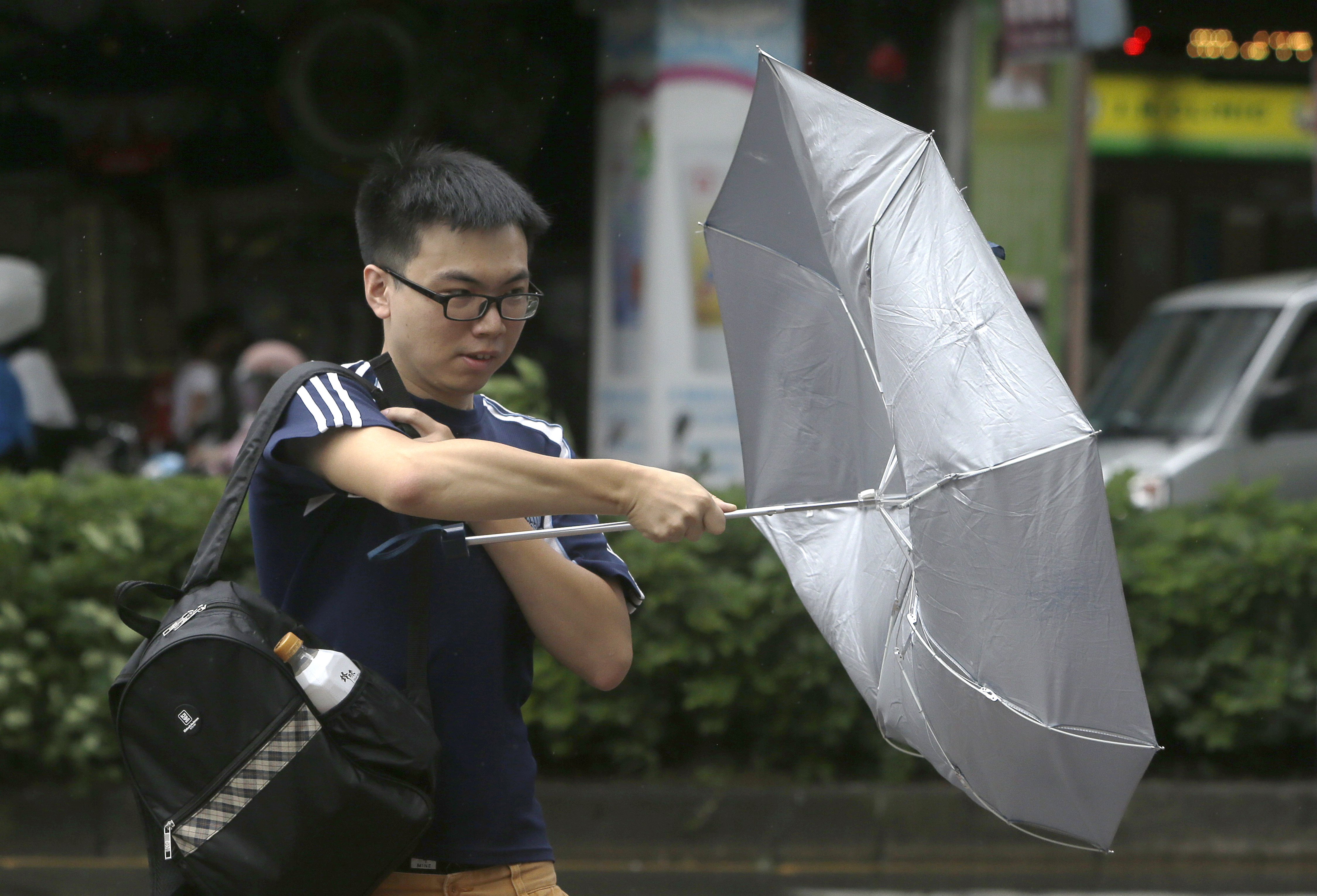 Tropical storm traps 18 in Taiwan before heading to China