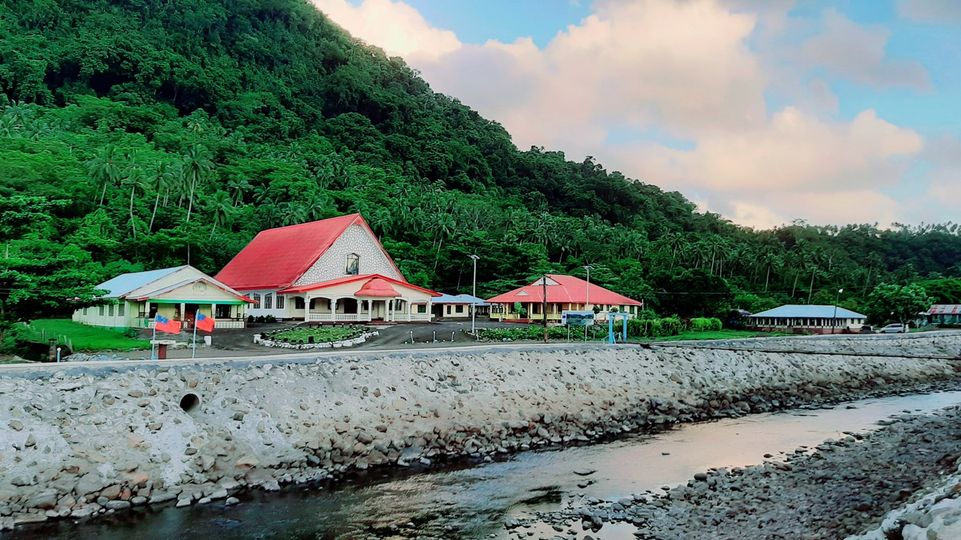 Pallbearers in frightening bridge cross