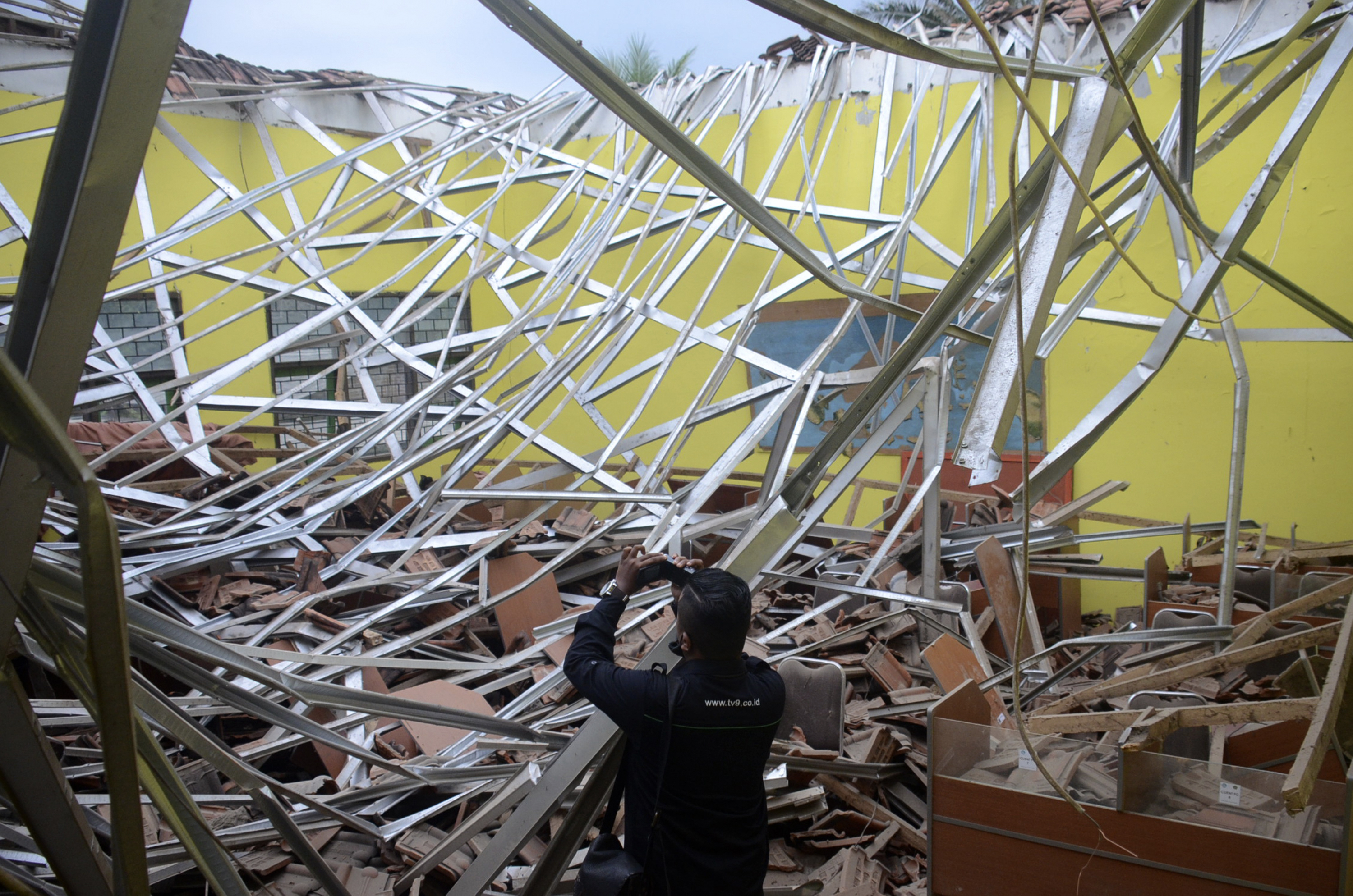 Indonesia quake kills 8 in Java, jolts Bali; no tsunami risk