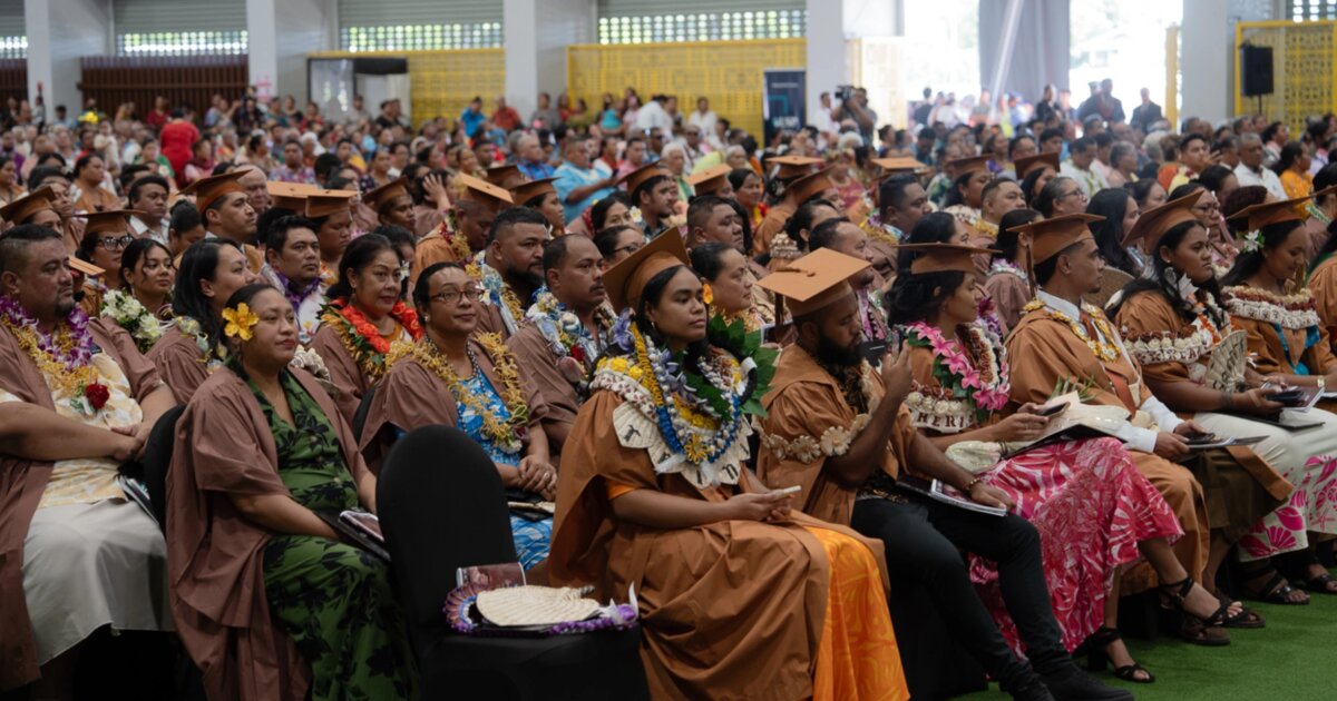 224 students, 161 women graduate from USP