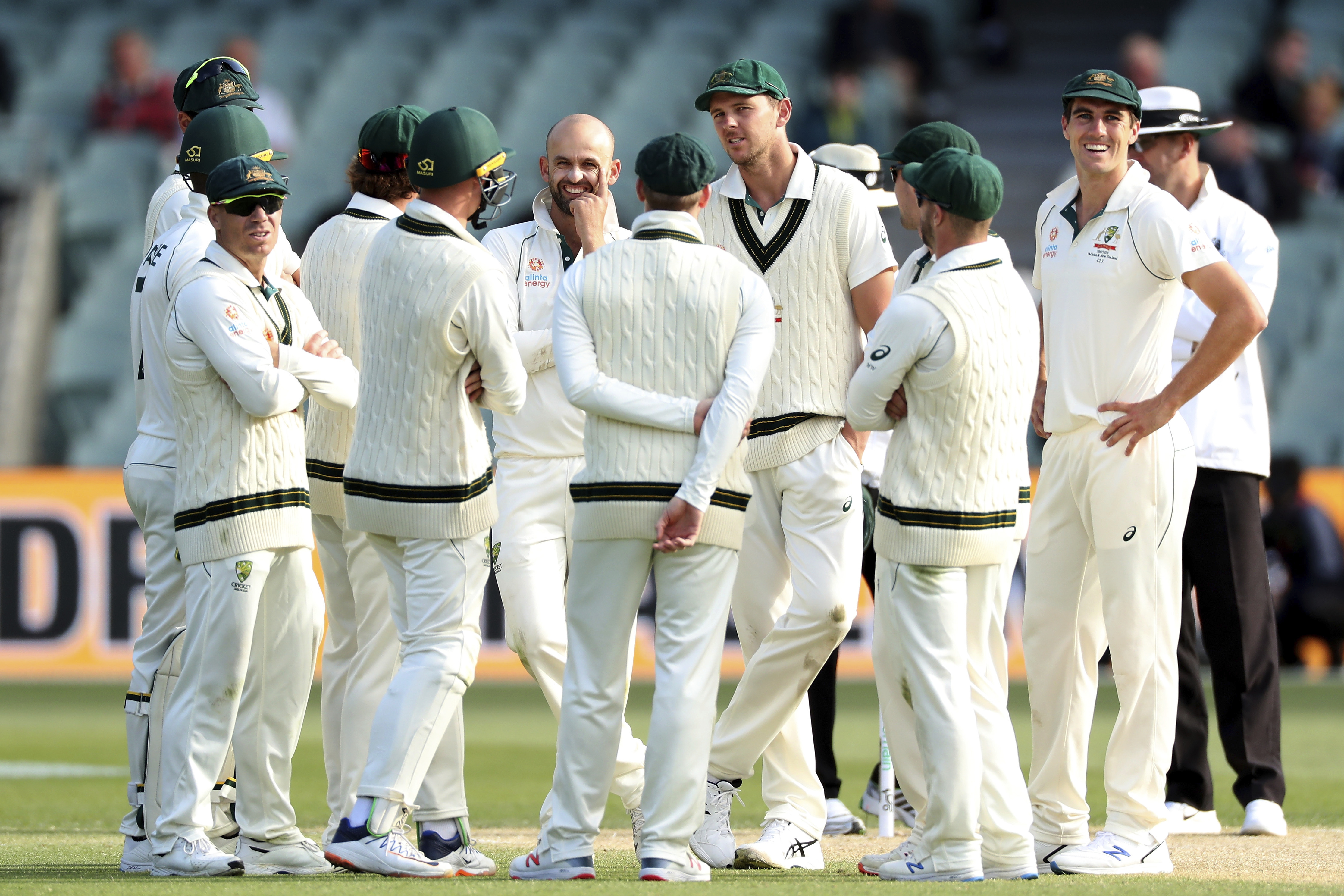 Australia wins by innings and 48 runs, sweeps Pakistan 2-0