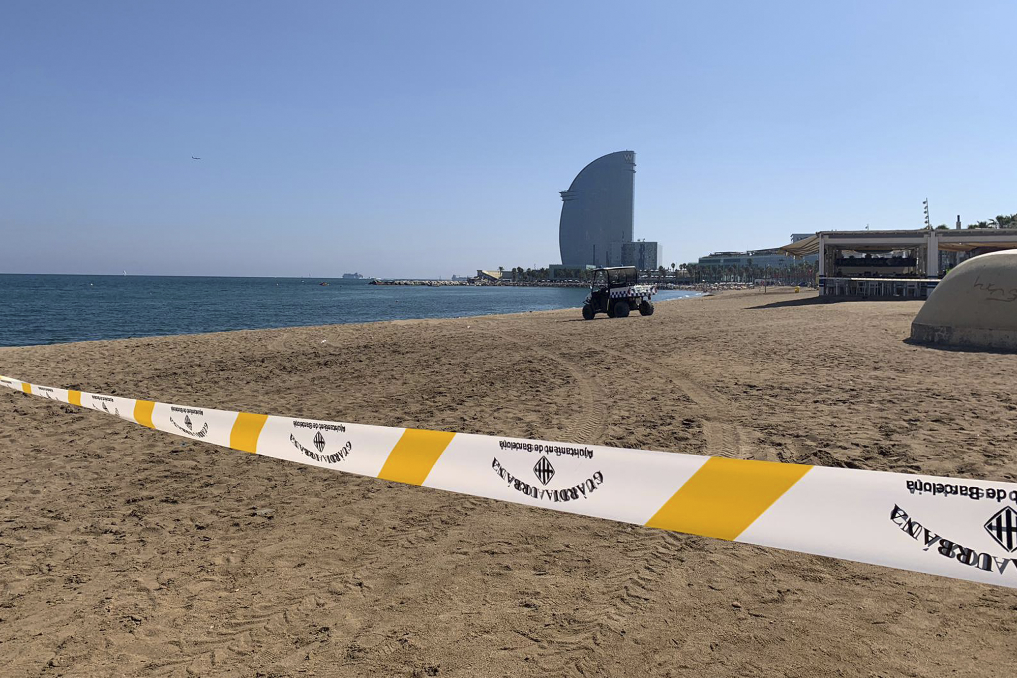 Barcelona police clear beach amid report of explosive device