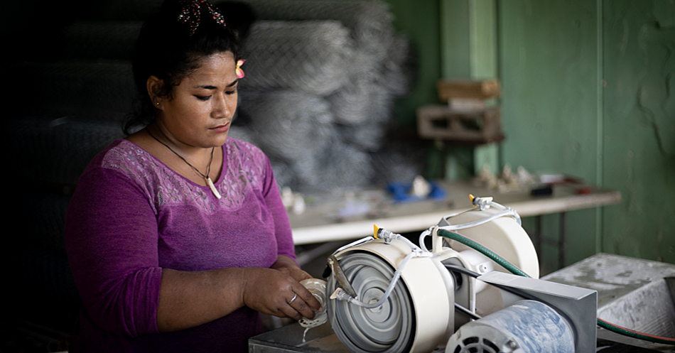 Samoa Observer | Villagers learn the art of shell crafting