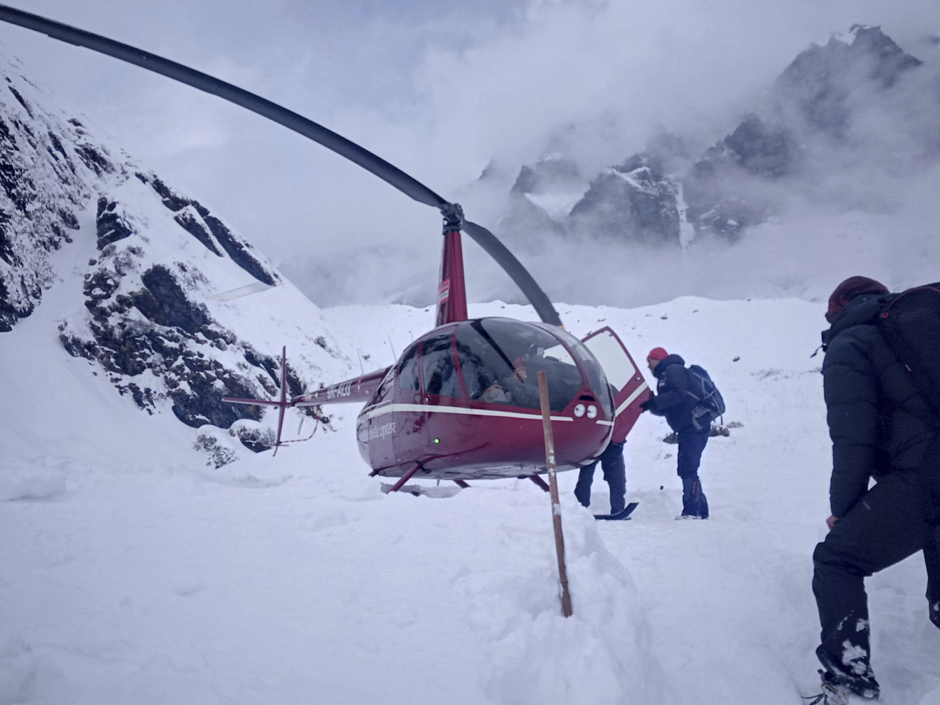 Rescuers resume search for 4 Korean climbers, 3 Nepal guides
