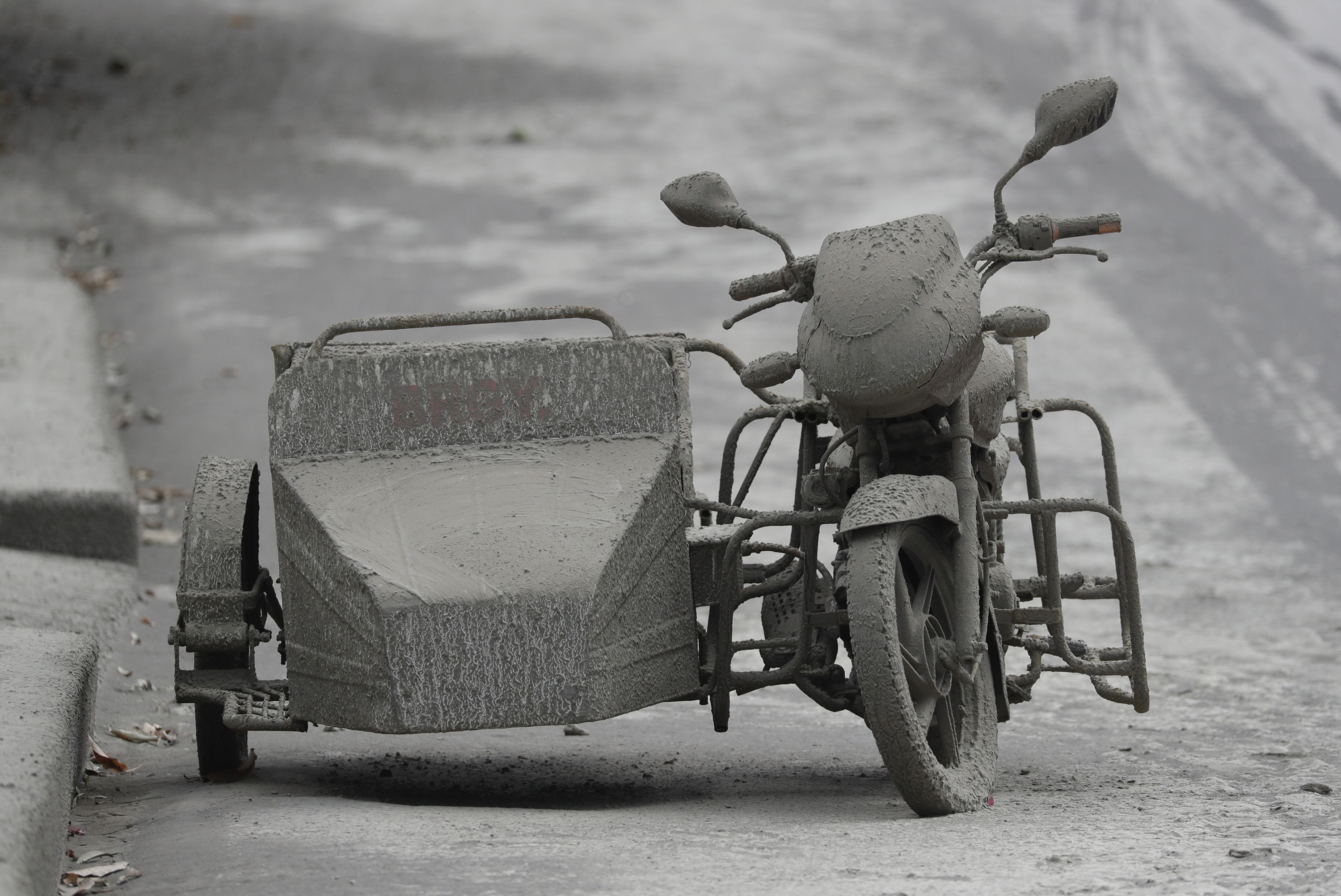 Philippine volcano still 'life threatening' despite lull