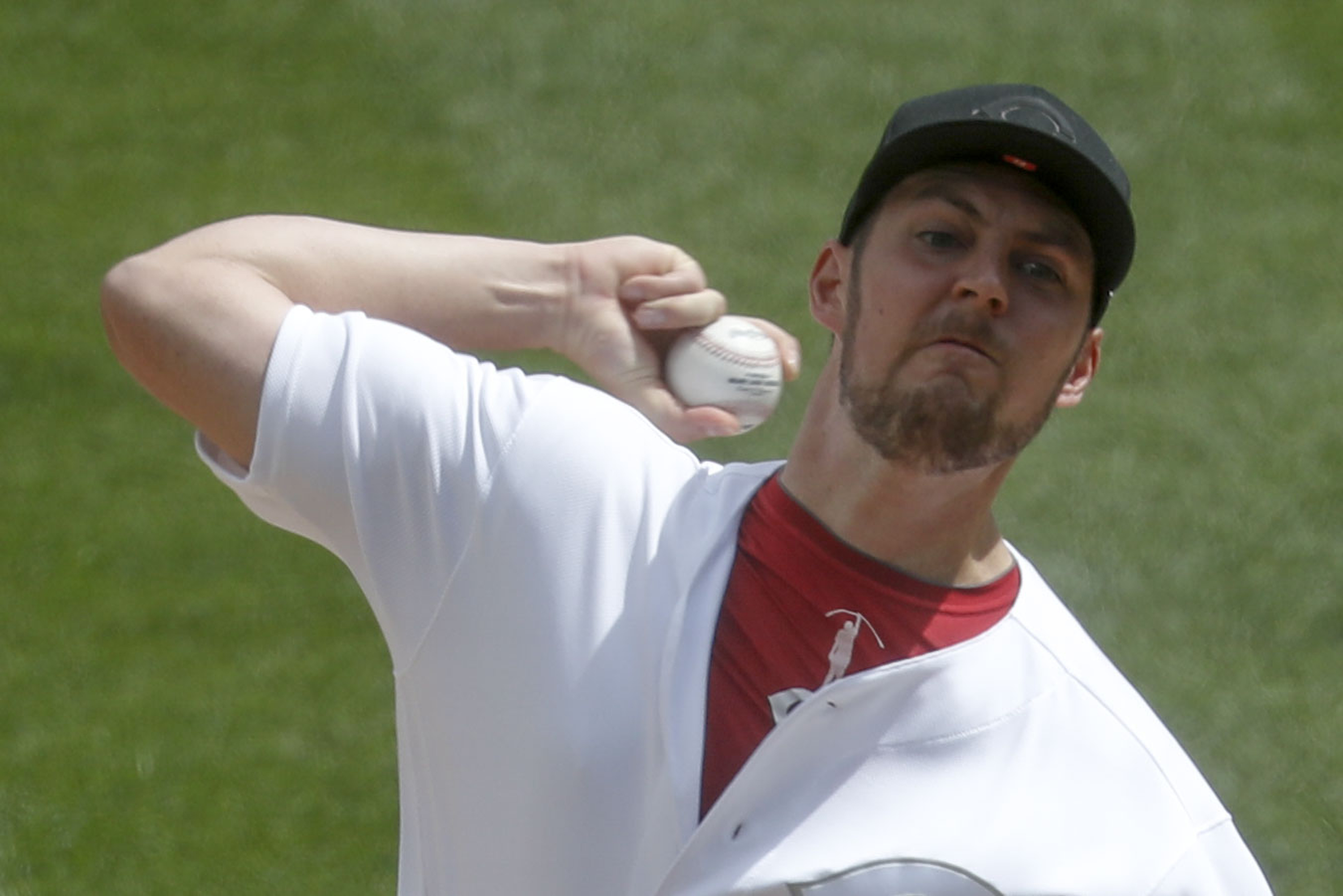 Bauer rocked as Pirates beat Reds 9-8 for three-game sweep