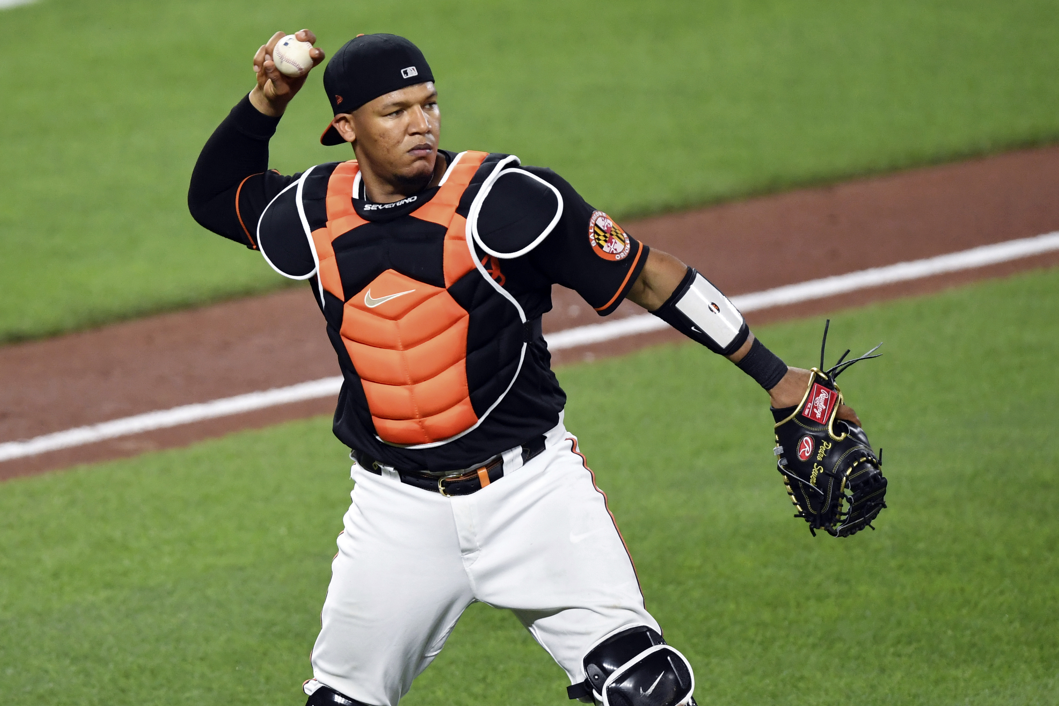 Brewers sign Tellez plus 2 catchers, non-tender Vogelbach