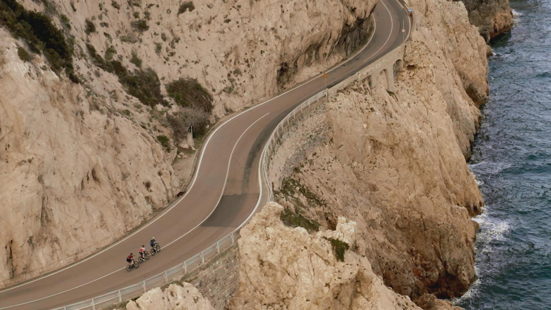 Introducing the Edge® 530 and Edge 830 – GPS cycling computers from Garmin® with advanced mapping, safety features and dynamic performance insights