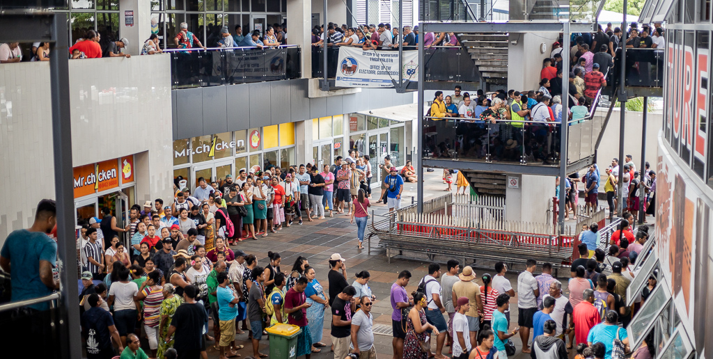 Voters queue up as deadline looms