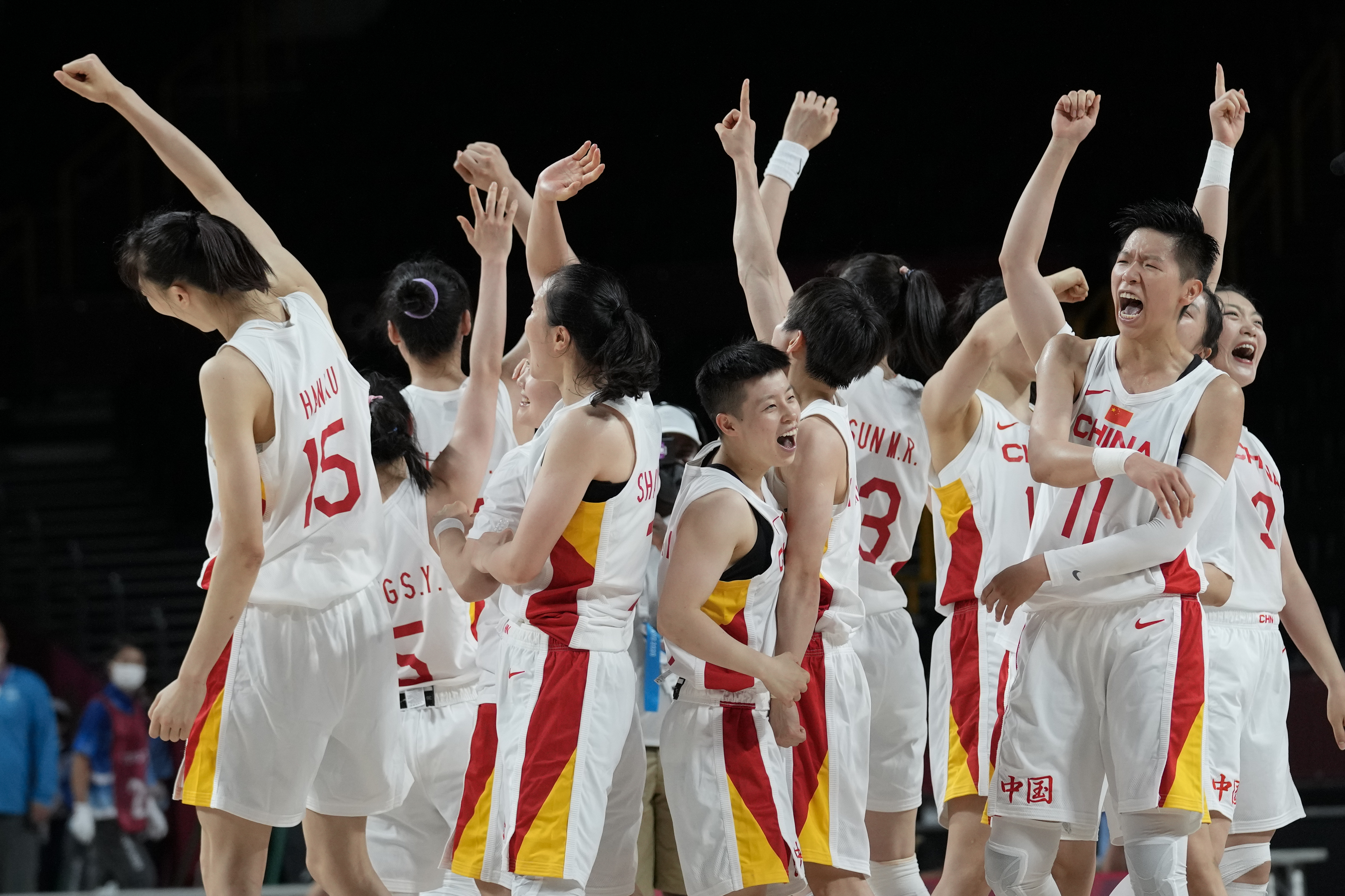 China advances to women's quarters, edge Australia 76-74