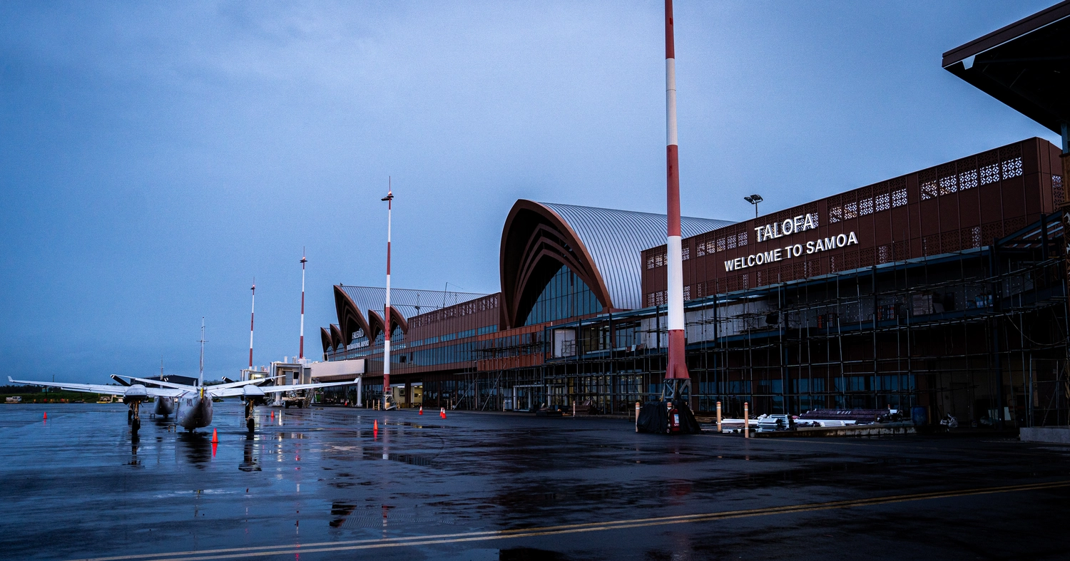 American plane makes emergency landing