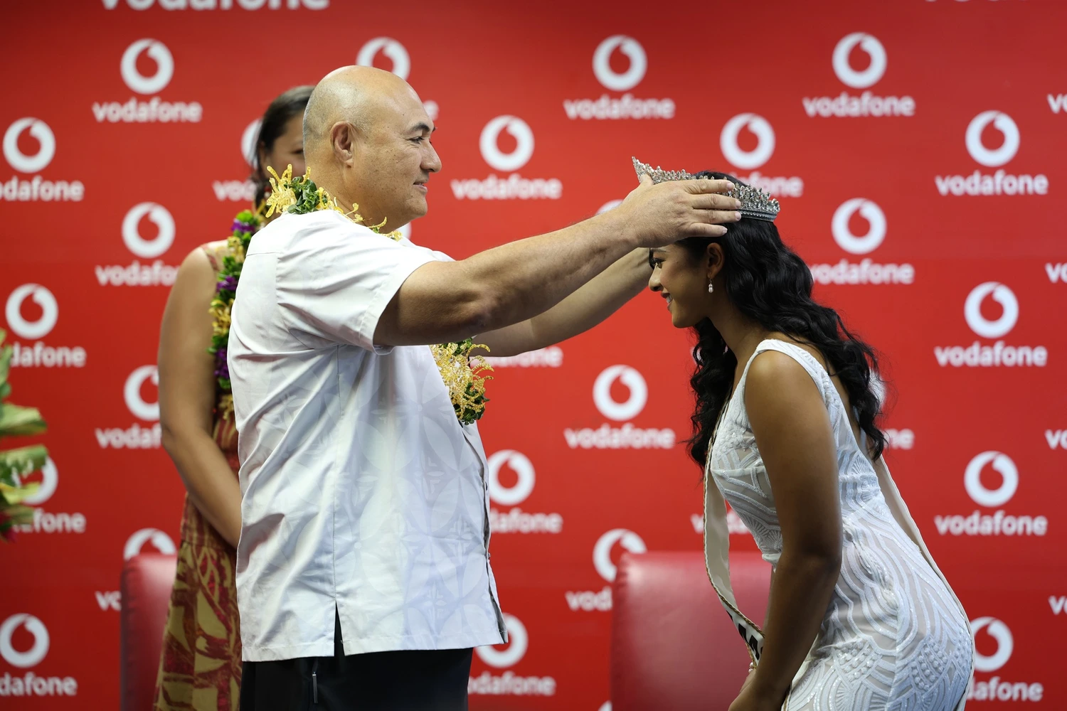 Deputy P.M. Tuala crowns Miss Global Samoa