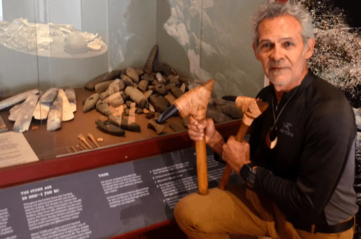 Samoan adze maker eyes Swedish Stone Age tools