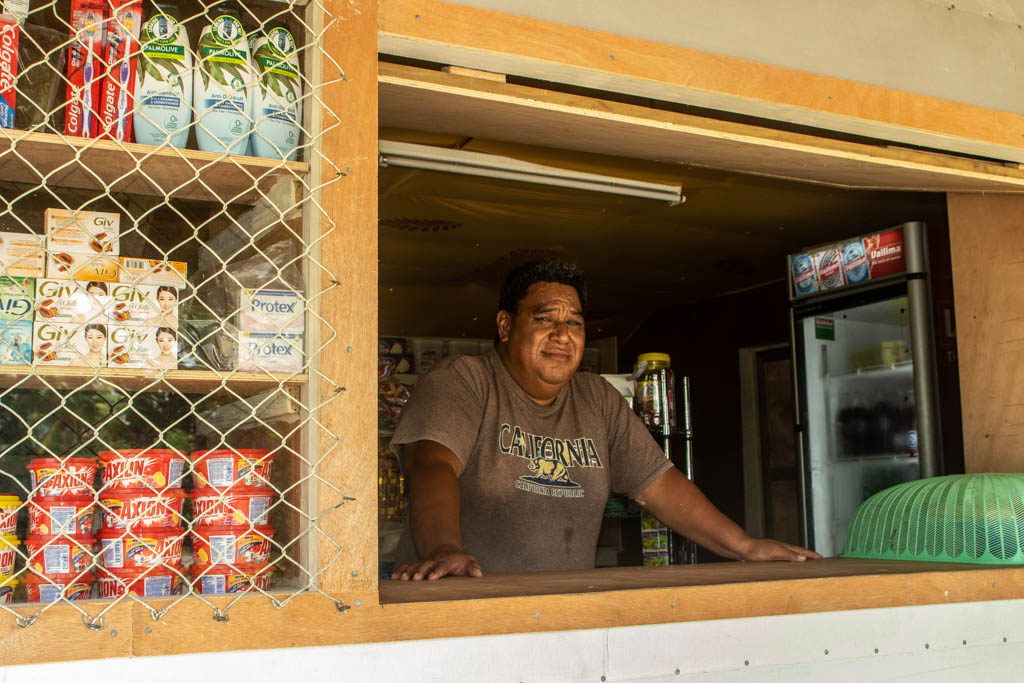 Savai'i hotelier turns creative amid downturn