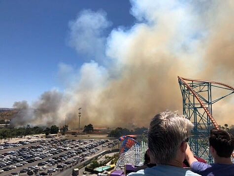 Wildfire prompts evacuation at California Six Flags park