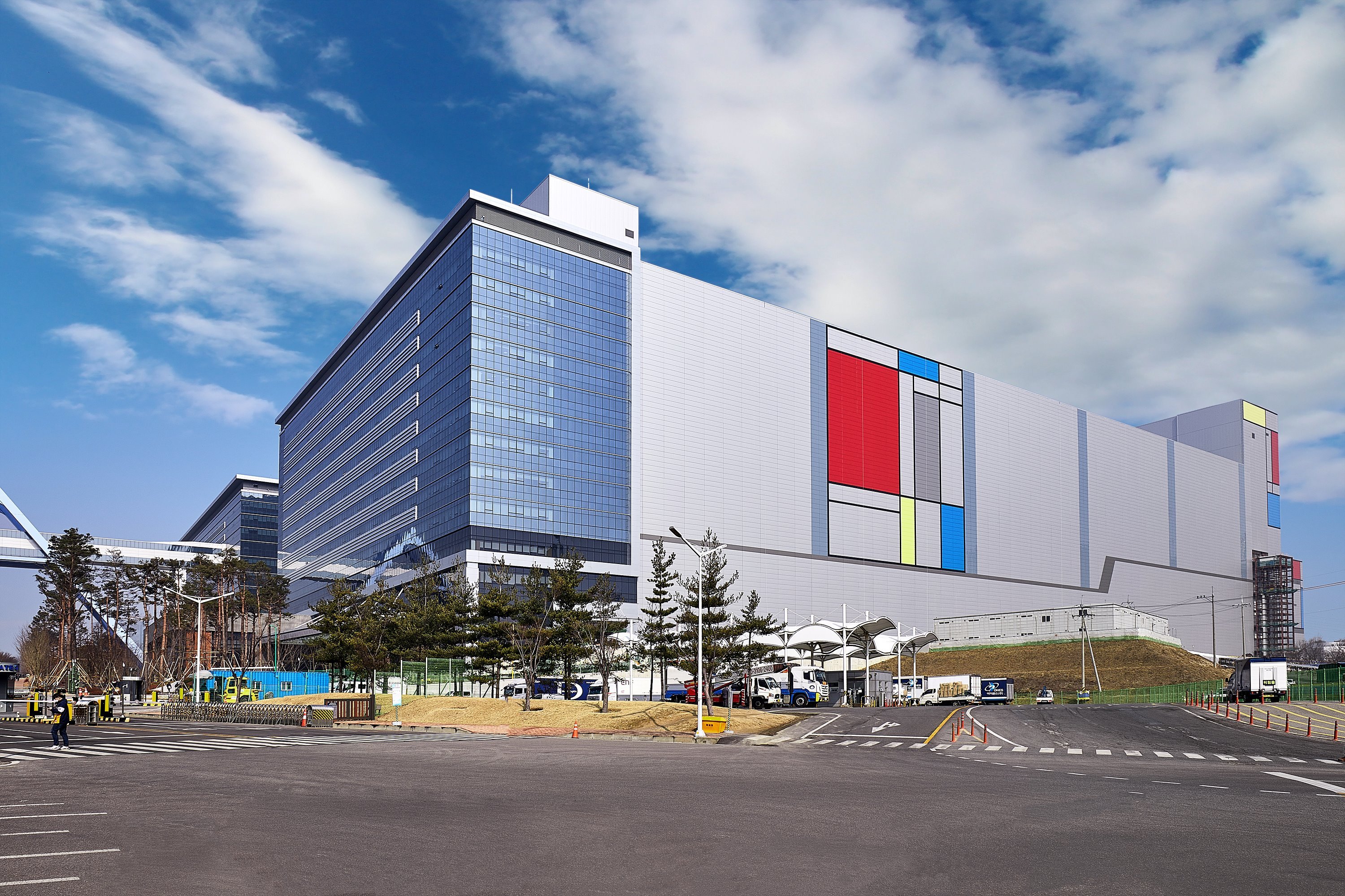 Samsung Electronics Begins Mass Production At New EUV Manufacturing Line