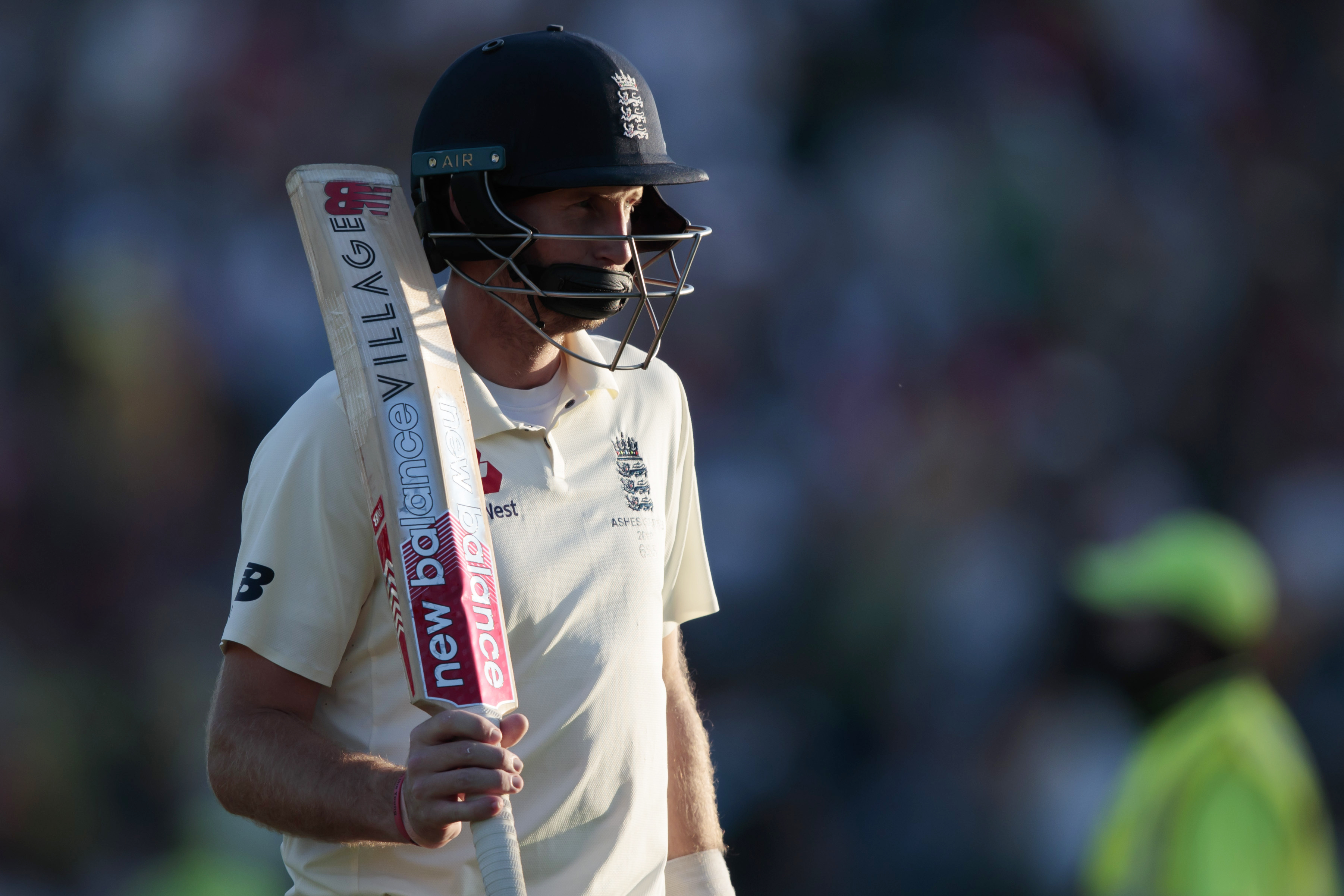 Root digs in, carries English hopes of keeping Ashes alive