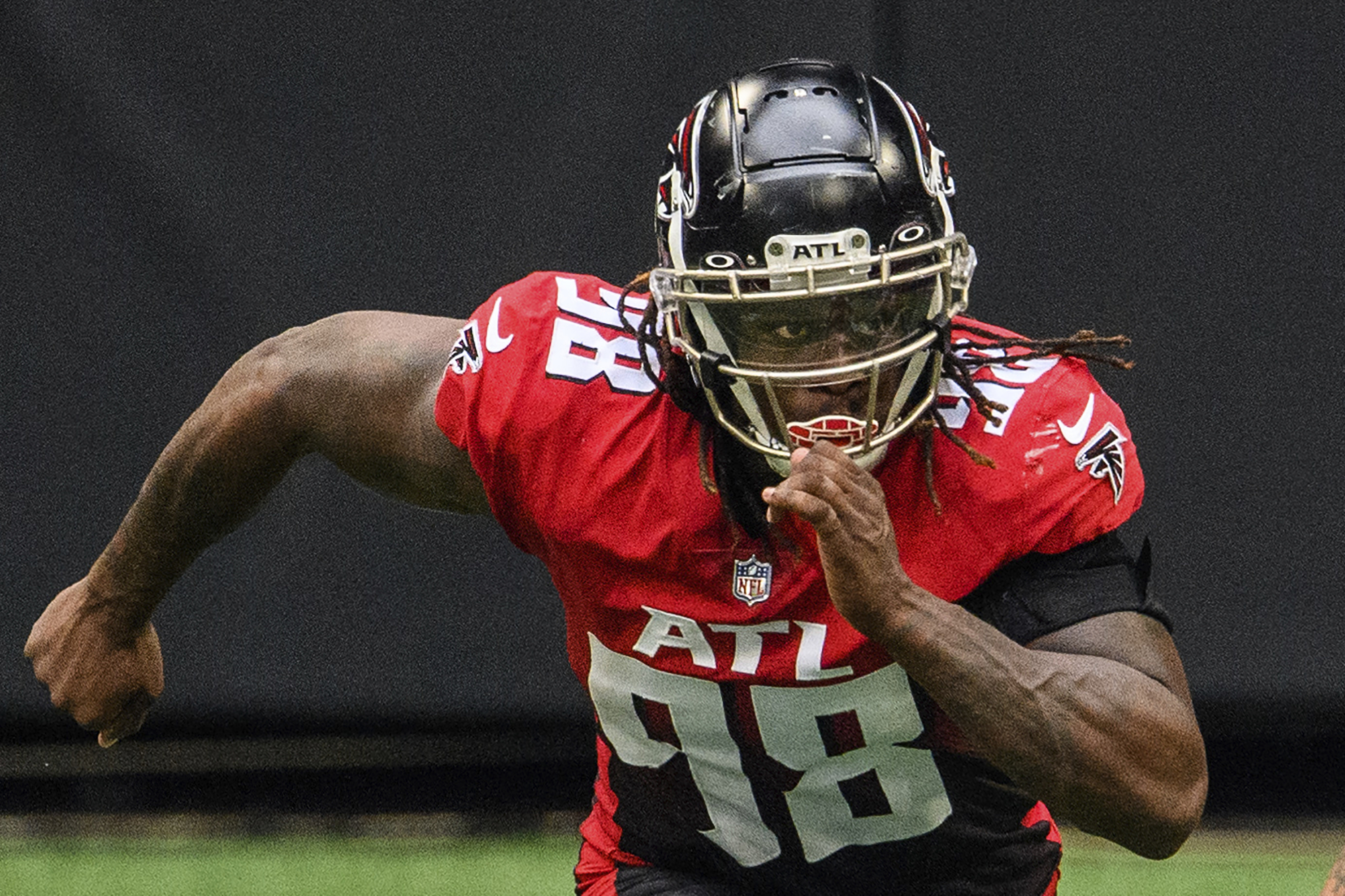 AP source: Browns to sign DE McKinley to help Garrett 